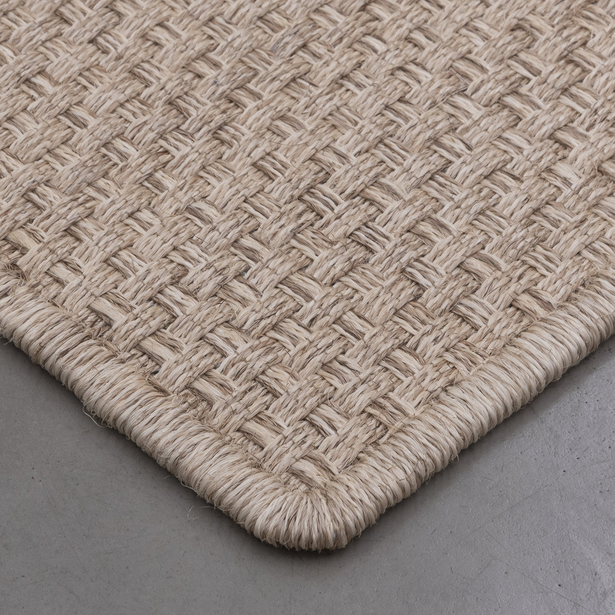 KANASPI WEAVE RUG IN NATURAL AND WHITE FIQUE FIBER