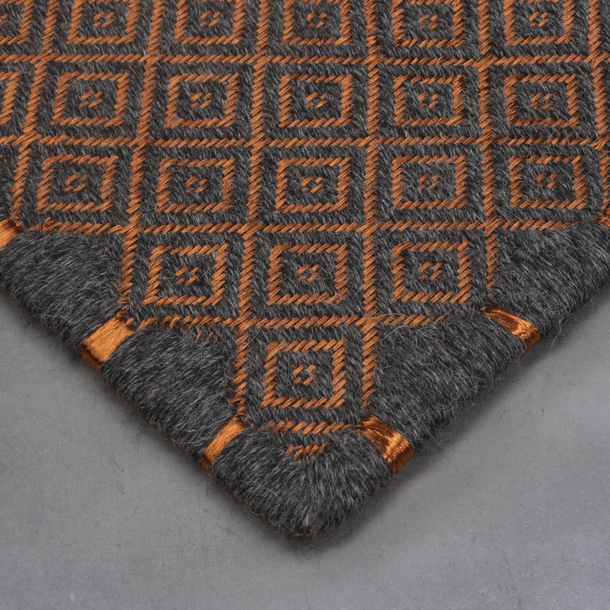 MEDIUM RHOMBUS WEAVE RUG IN BLACK-GRAY ALPACA WITH COPPER