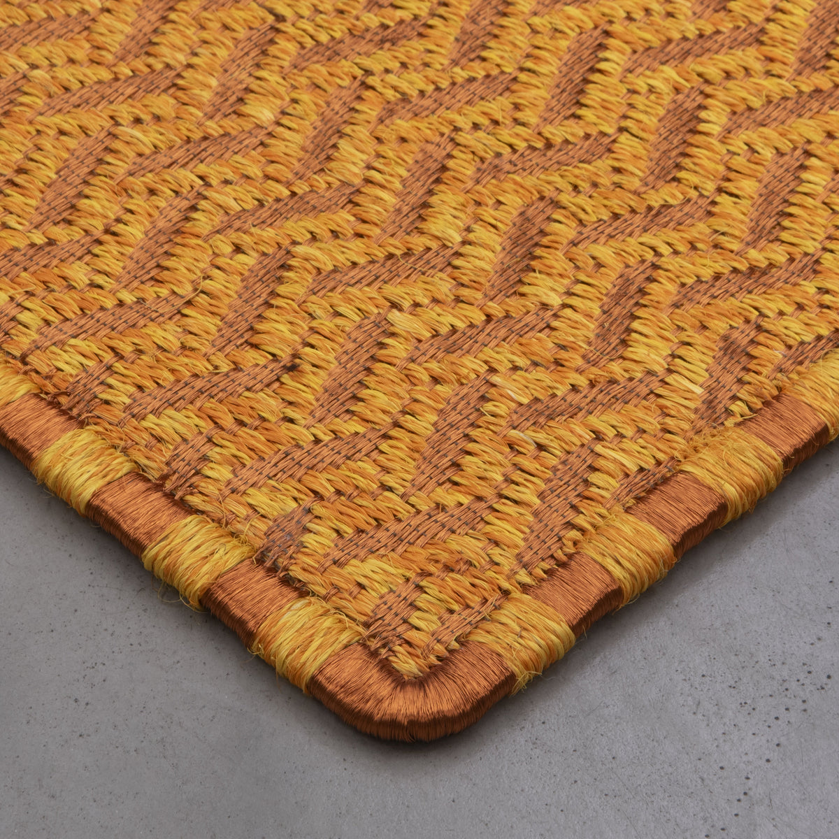OTOÑO WEAVE RUG IN SUNSET YELLOW FIQUE FIBER WITH COPPER
