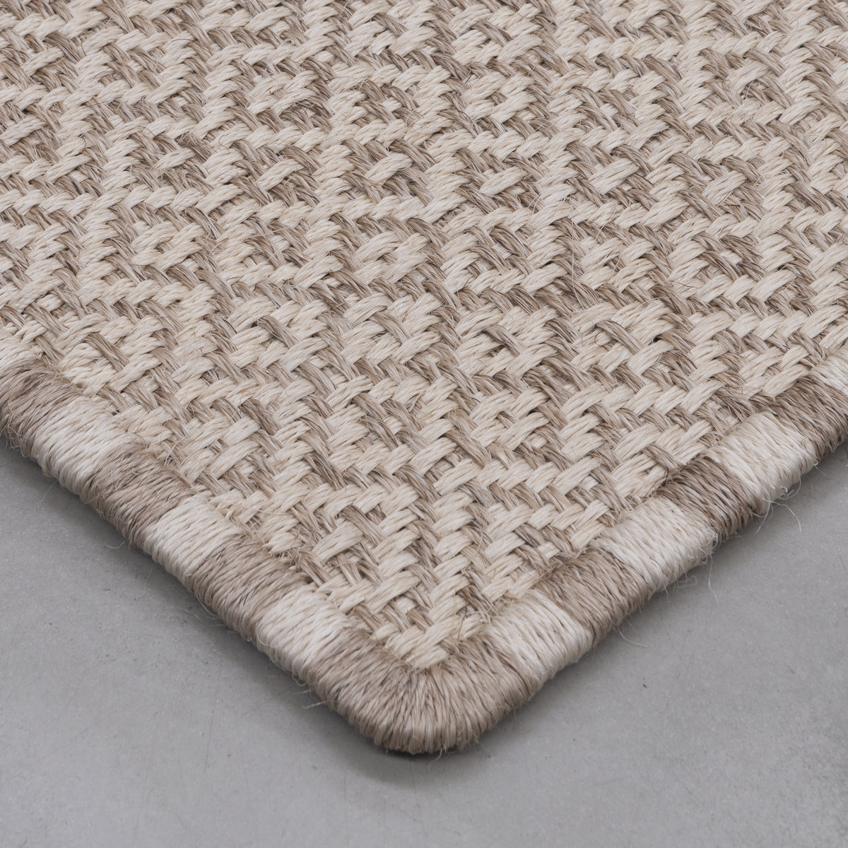 SUSU WEAVE RUG IN NATURAL FIQUE FIBER WITH WHITE FIQUE FIBER