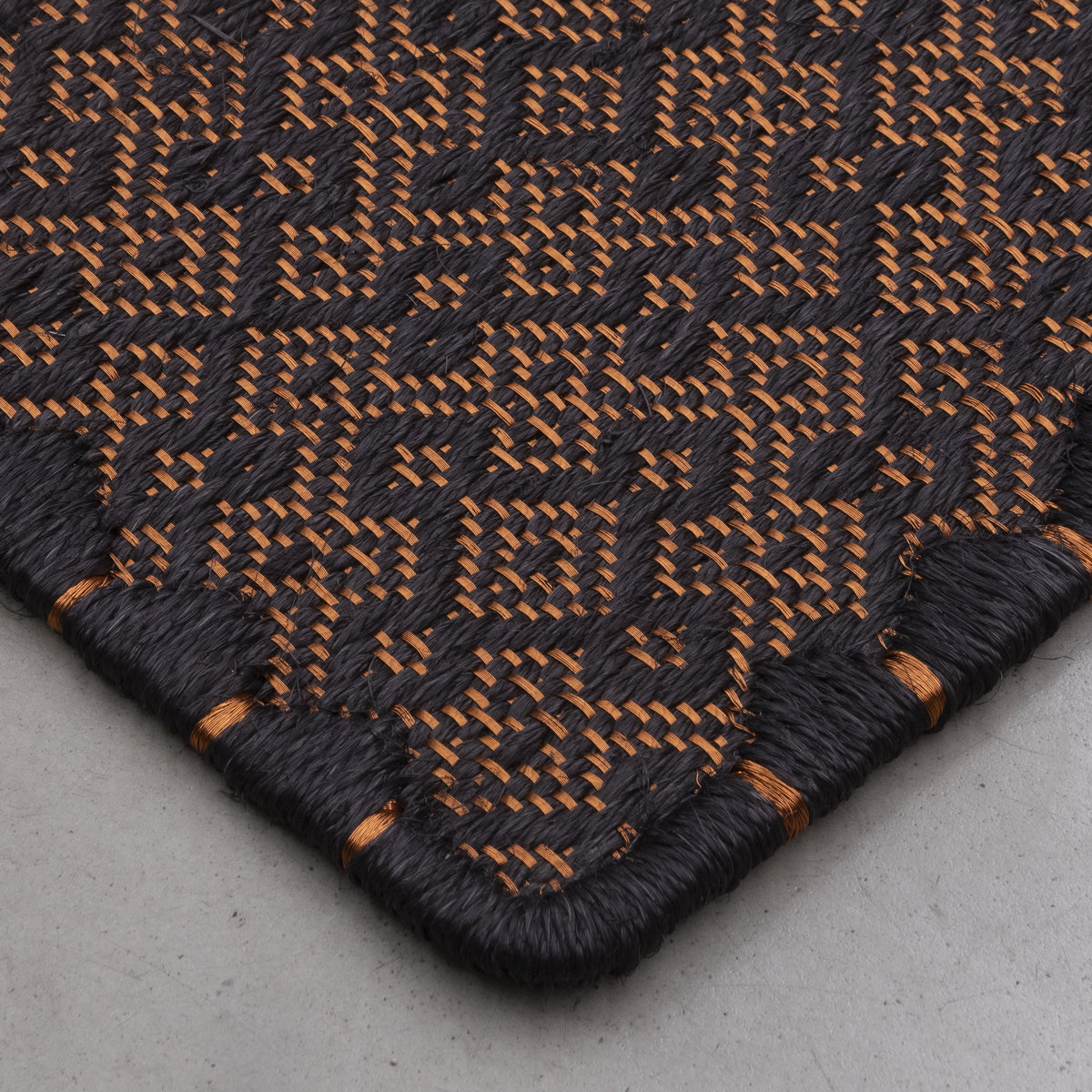 CASABLANCA WEAVE RUG IN BLACK FIQUE FIBER AND COPPER