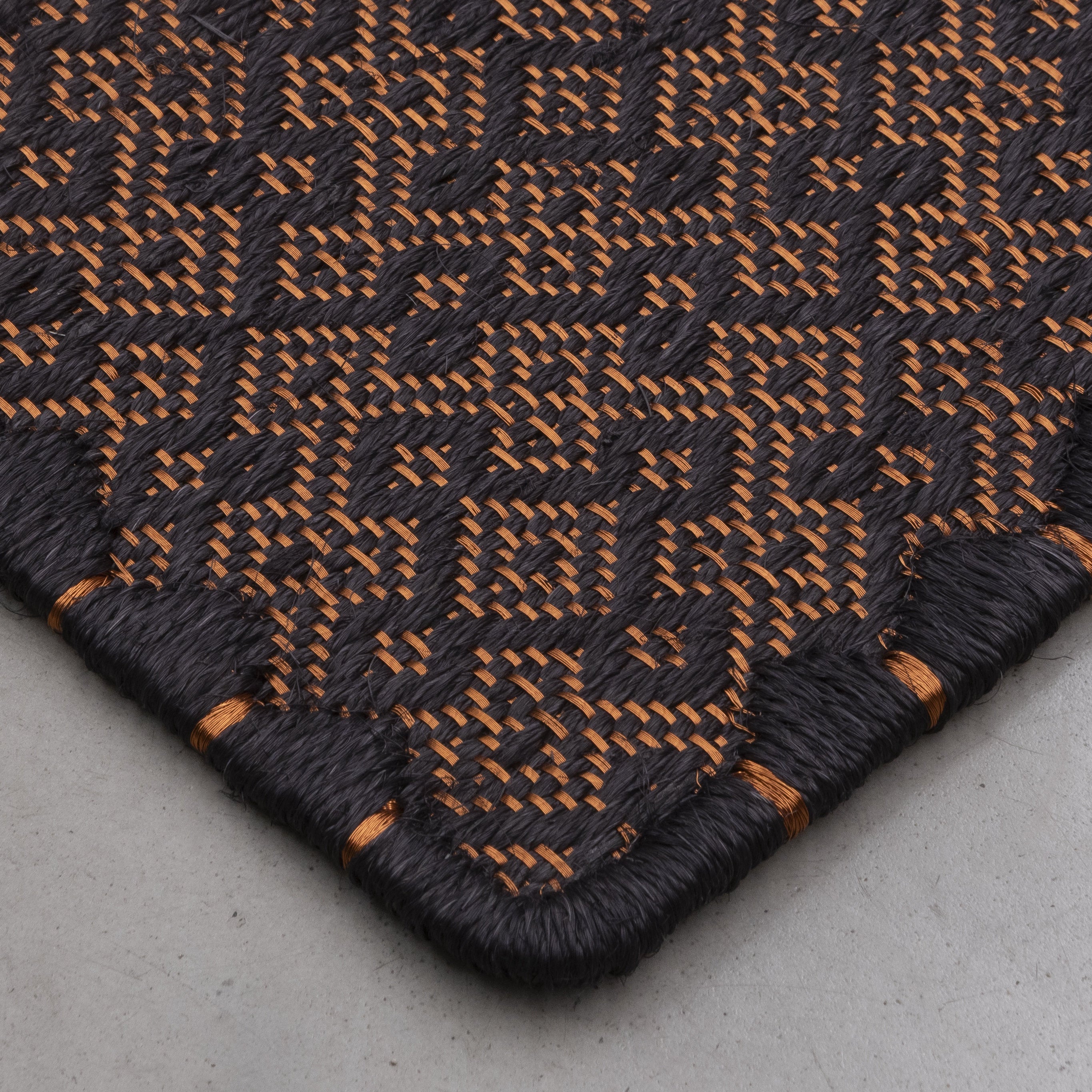 CASABLANCA WEAVE RUG IN BLACK FIQUE FIBER AND COPPER