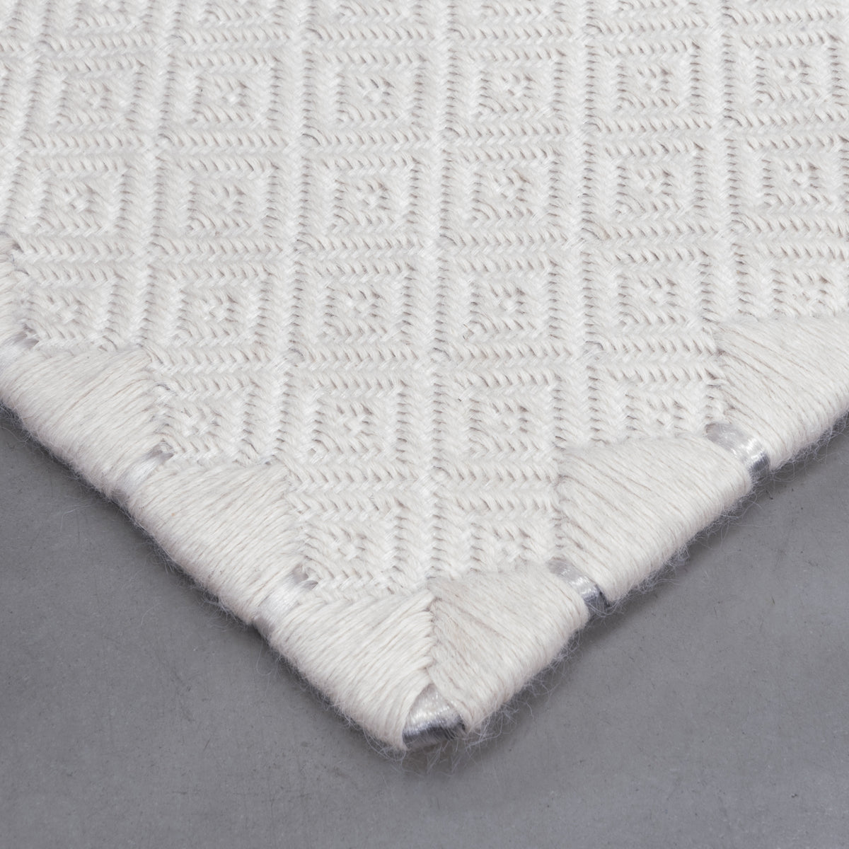 MEDIUM RHOMBUS WEAVE RUG IN WHITE ALPACA WITH TRANSPARENT ACRYLIC