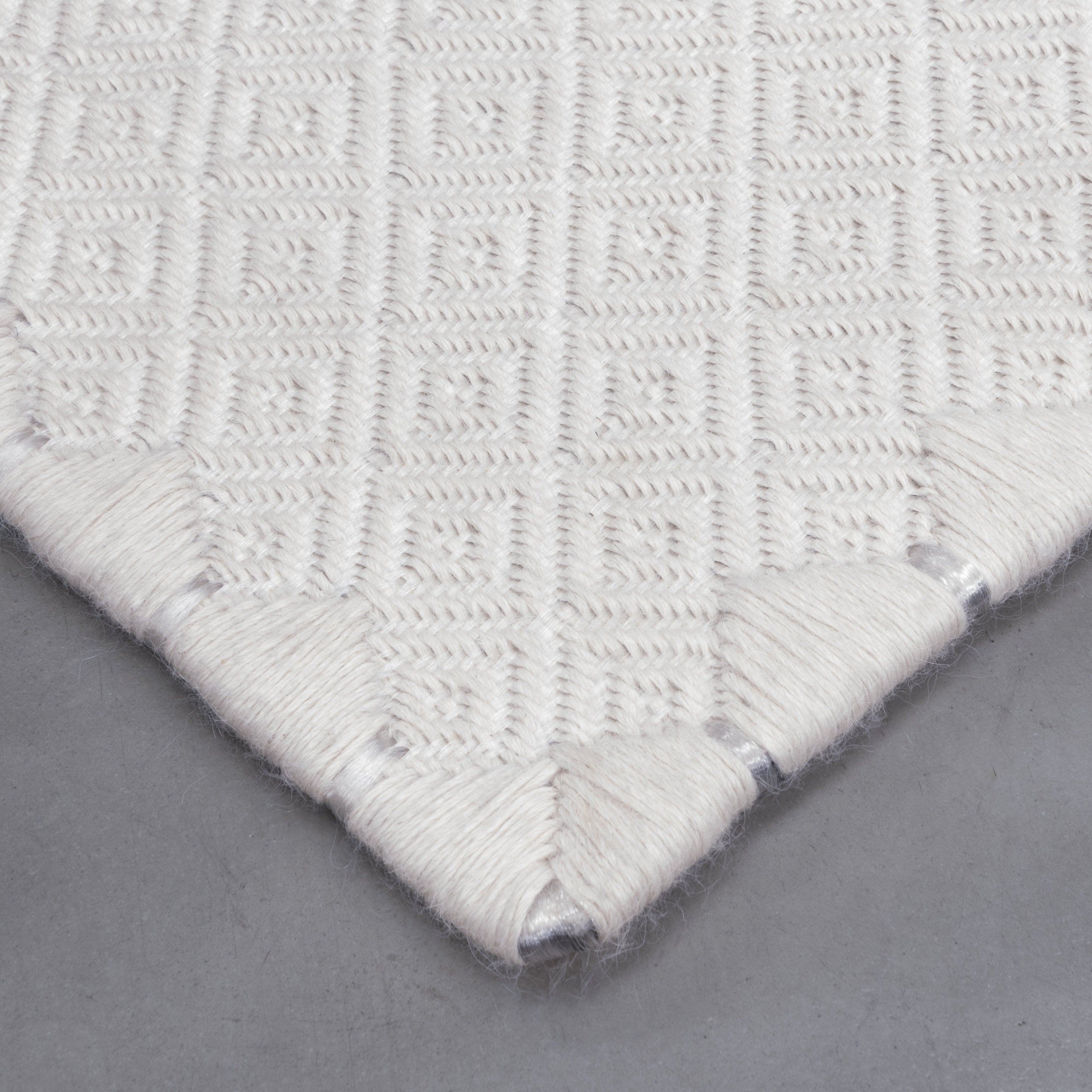 MEDIUM RHOMBUS WEAVE RUG IN WHITE ALPACA WITH TRANSPARENT ACRYLIC