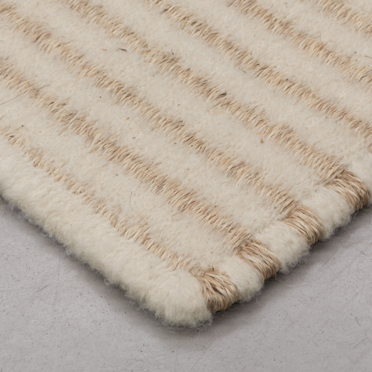 STRIPES WEAVE RUG IN NATURAL FIQUE FIBER AND BOUCLÉ ALPACA