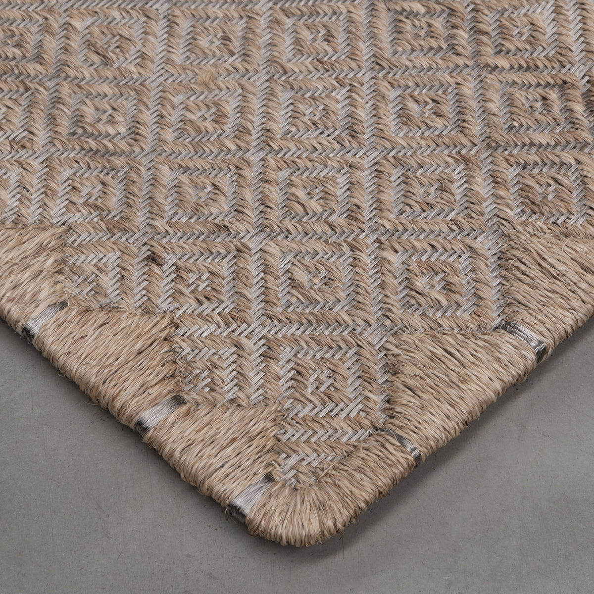 MEDIUM RHOMBUS WEAVE RUG IN NATURAL FIQUE FIBER WITH STAINLESS STEEL