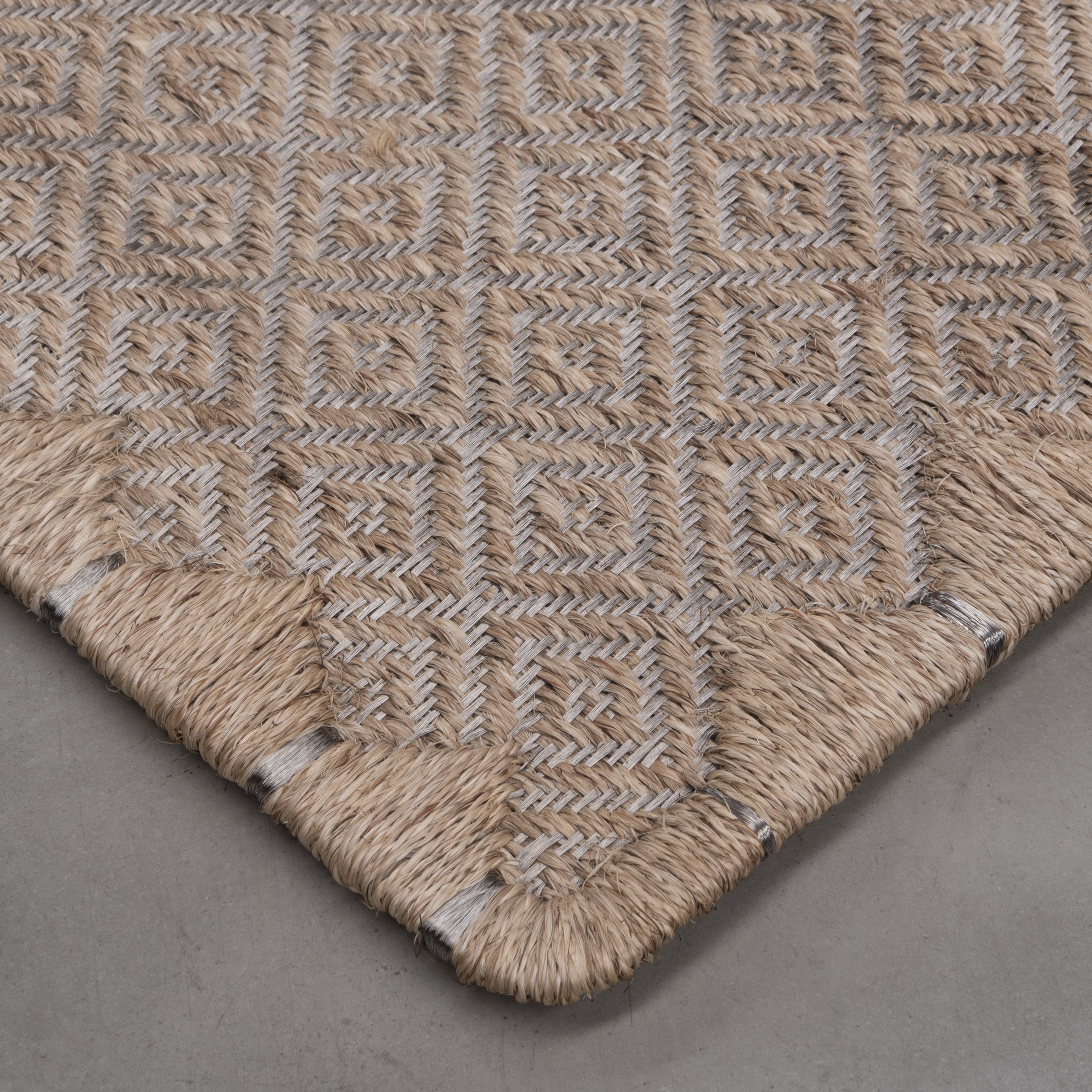 MEDIUM RHOMBUS WEAVE RUG IN NATURAL FIQUE FIBER WITH STAINLESS STEEL