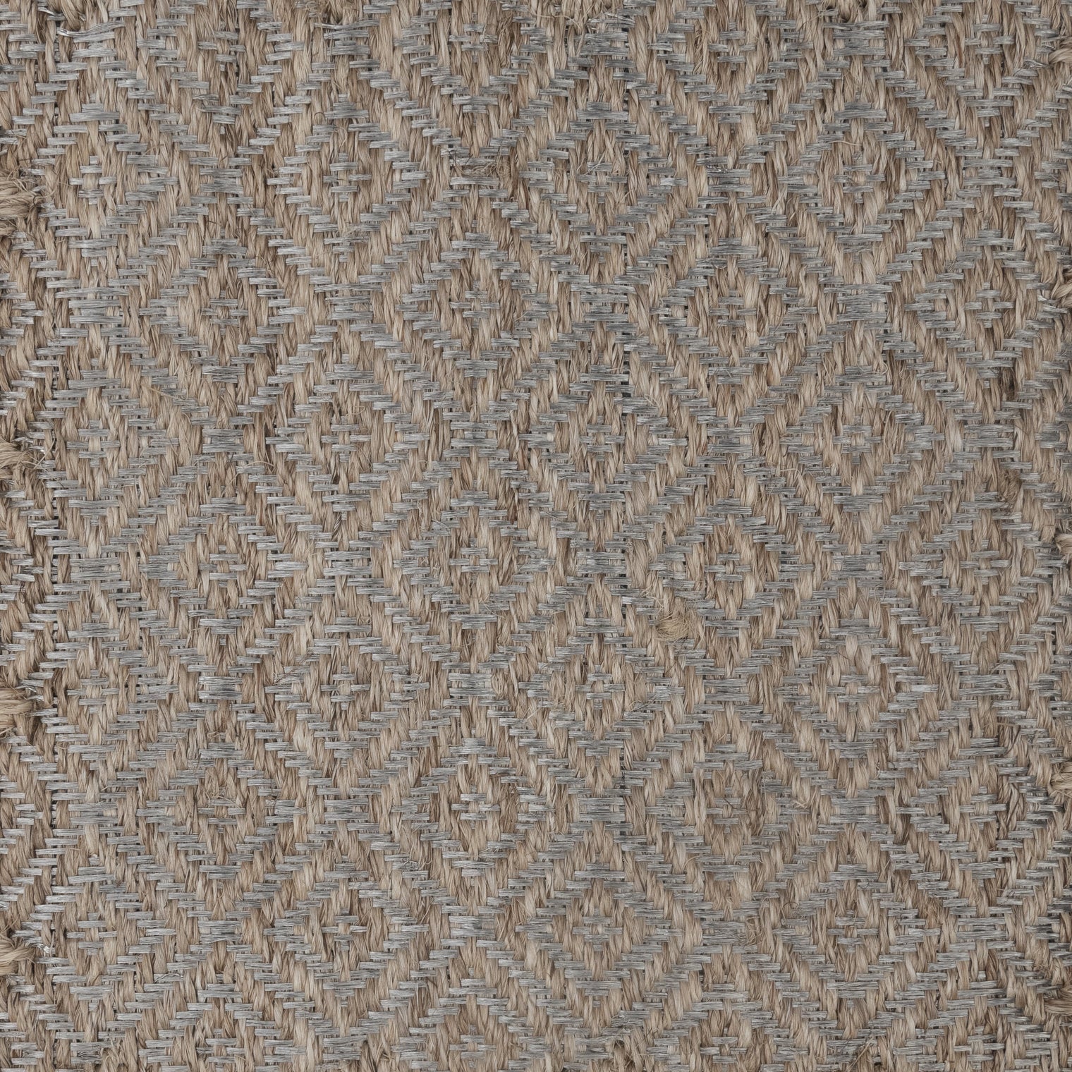 MEDIUM RHOMBUS WEAVE RUG IN NATURAL FIQUE FIBER WITH STAINLESS STEEL