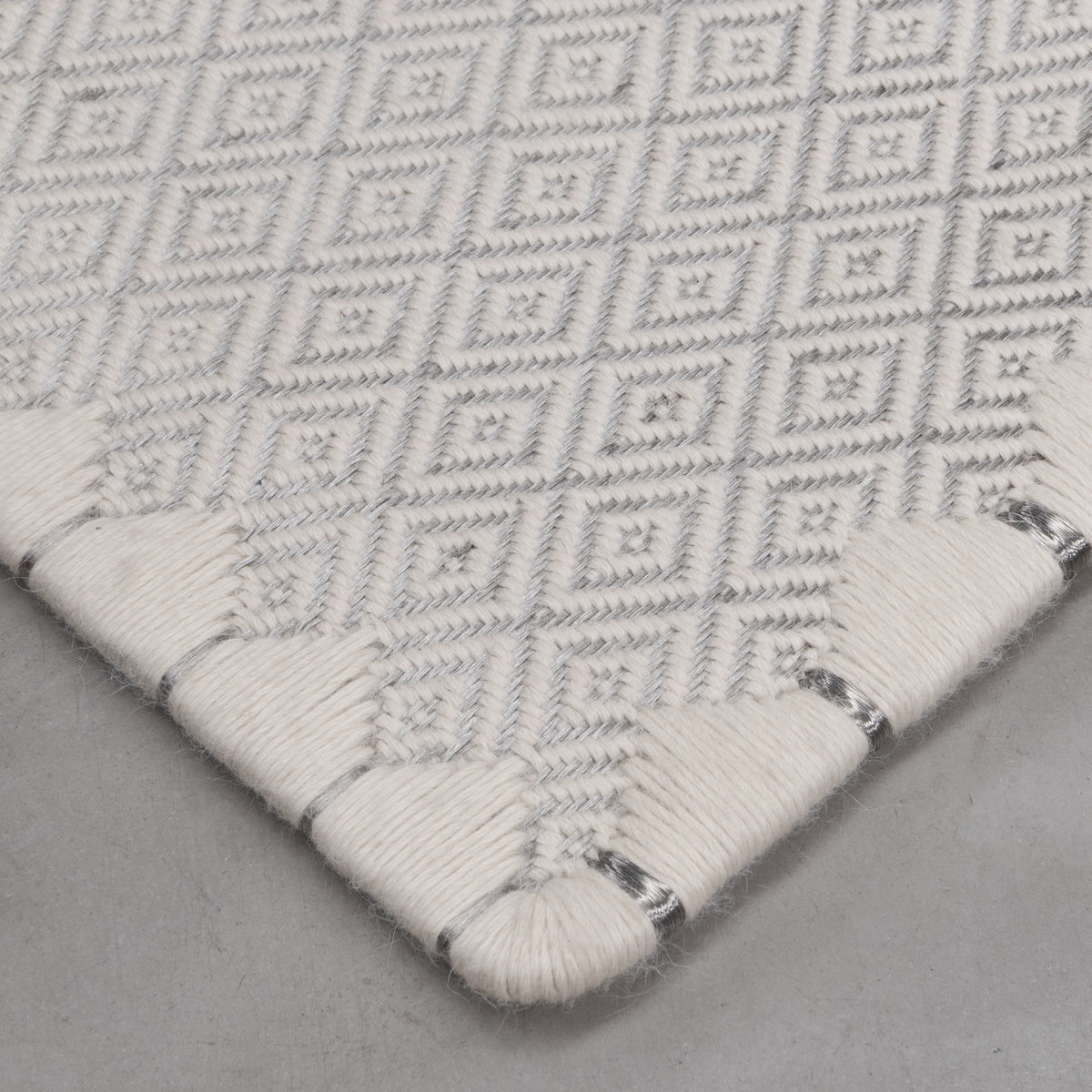 MEDIUM RHOMBUS WEAVE RUG IN WHITE ALPACA WITH STAINLESS STEEL