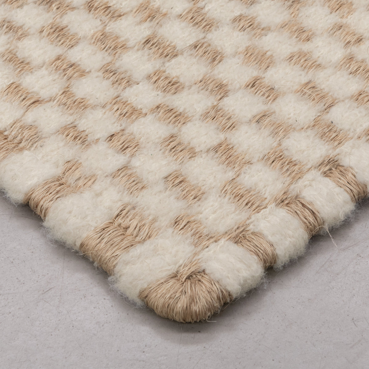 CHESS WEAVE RUG IN NATURAL FIQUE FIBER AND BOUCLÉ ALPACA