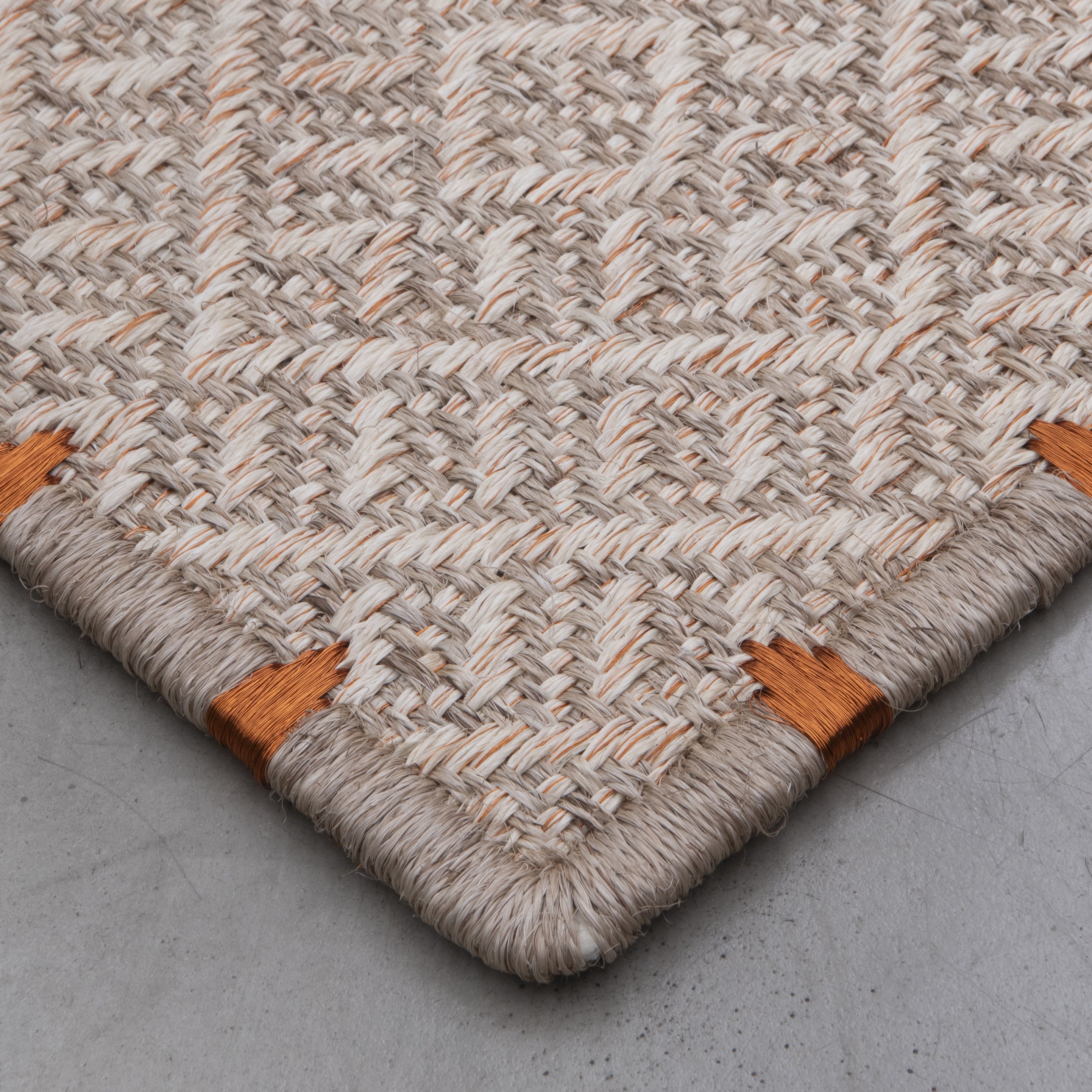 DAÚ WEAVE RUG IN NATURAL FIQUE FIBER, WHITE FIQUE FIBER AND COPPER
