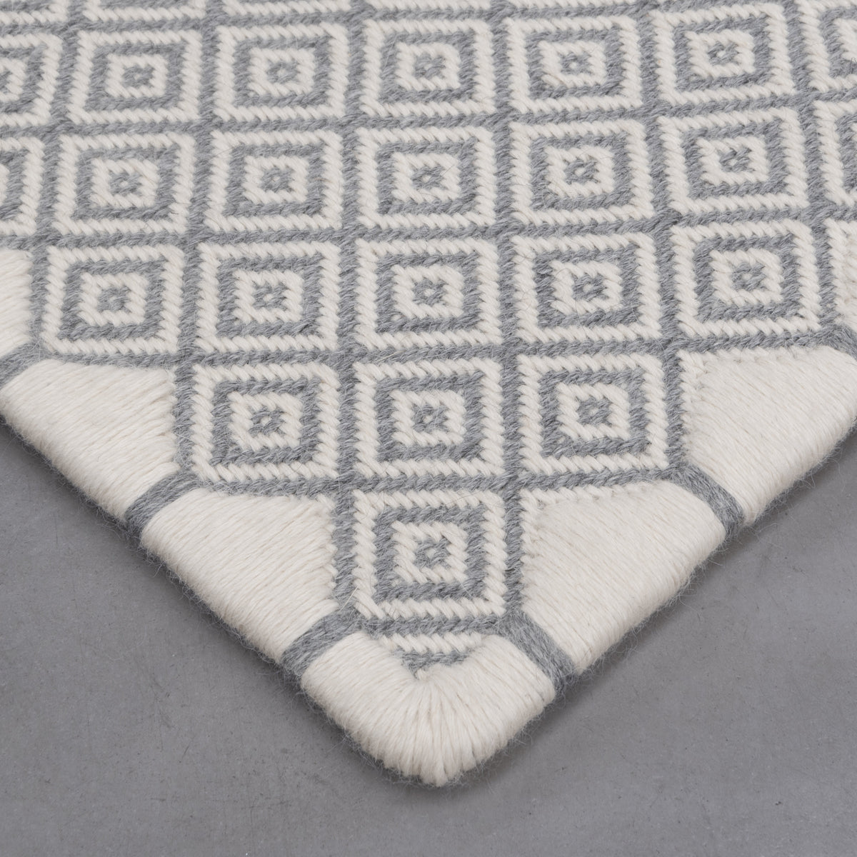 MEDIUM RHOMBUS WEAVE RUG IN WHITE ALPACA WITH GRAY ALPACA