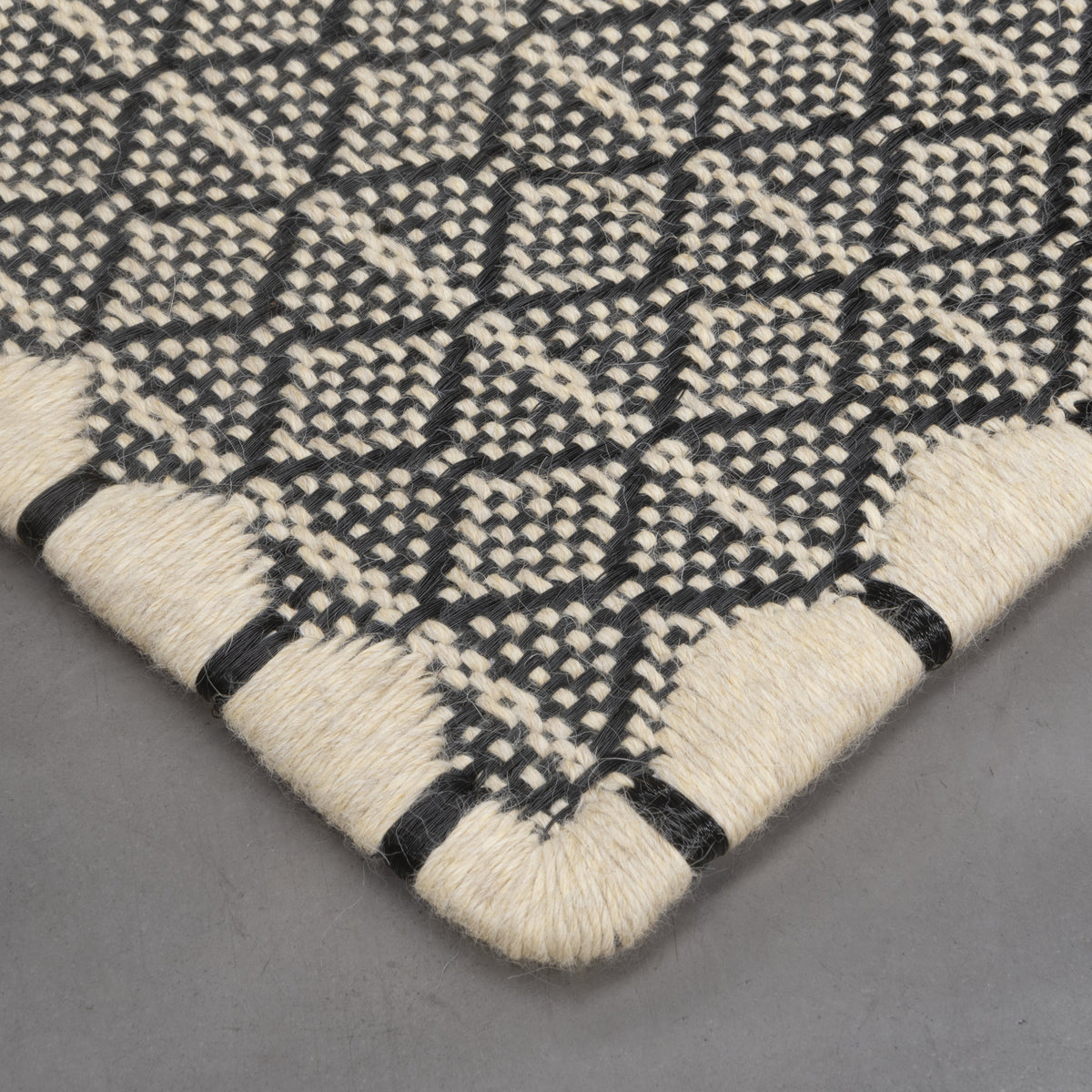 ALUNA WEAVE RUG IN NATURAL ALPACA WITH BLACK ACRYLIC