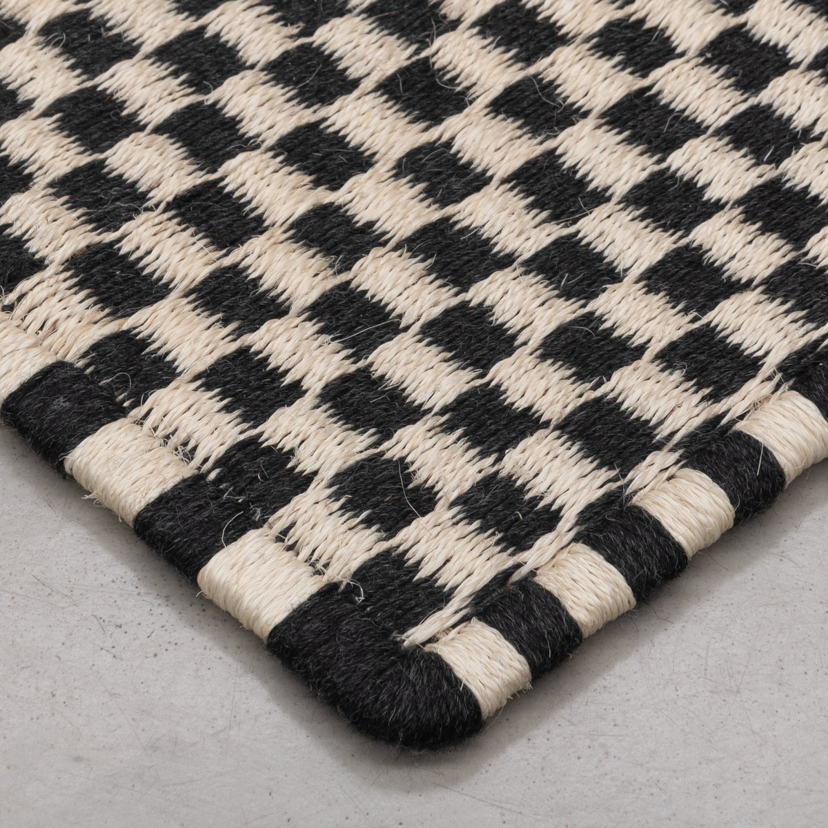 CHESS WEAVE RUG IN BLACK ALPACA AND WHITE FIQUE FIBER