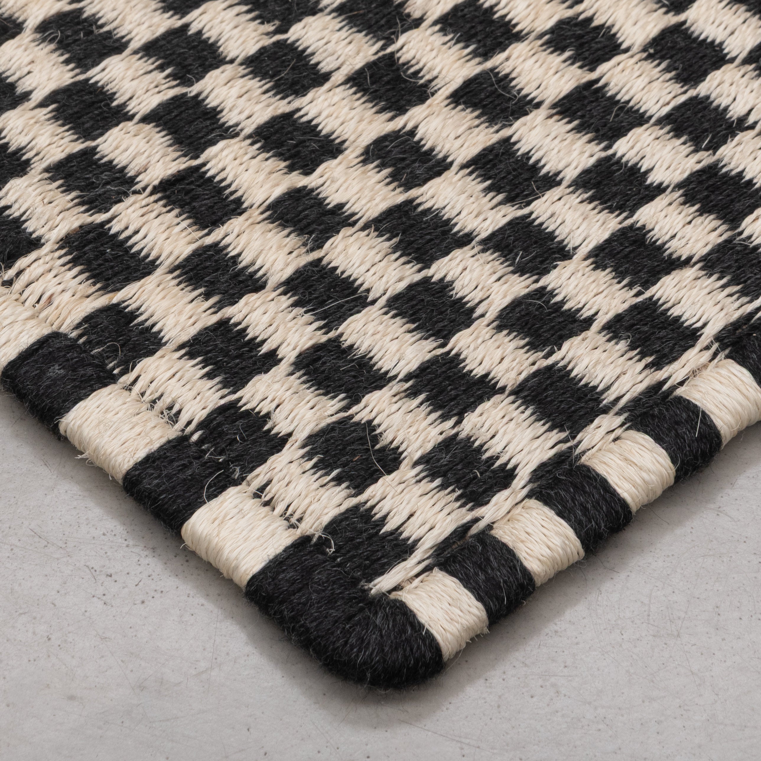 CHESS WEAVE RUG IN BLACK ALPACA AND WHITE FIQUE FIBER
