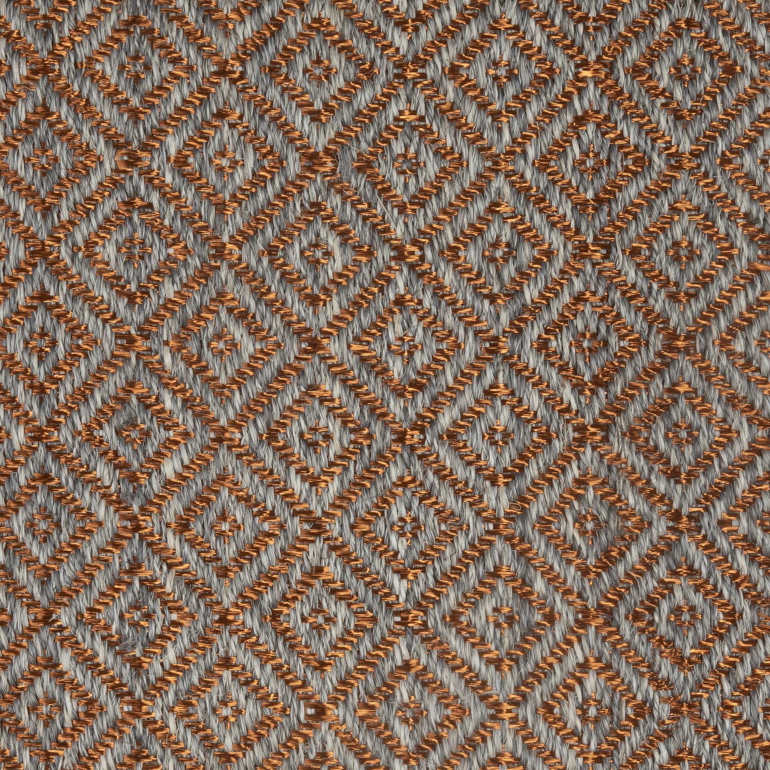 MEDIUM RHOMBUS WEAVE RUG IN WHITE-GRAY FIQUE FIBER WITH COPPER