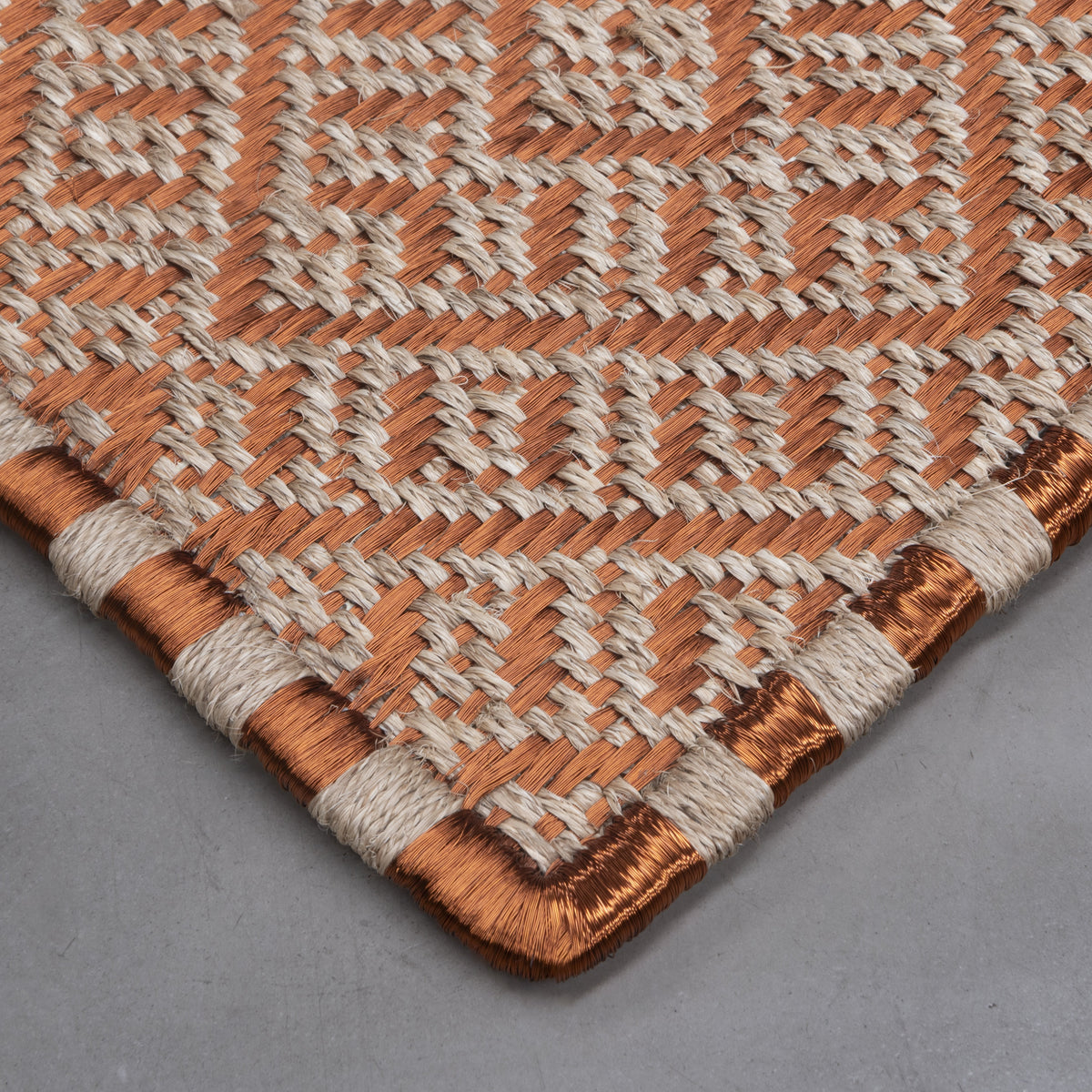 DAÚ WEAVE RUG IN NATURAL FIQUE FIBER AND COPPER