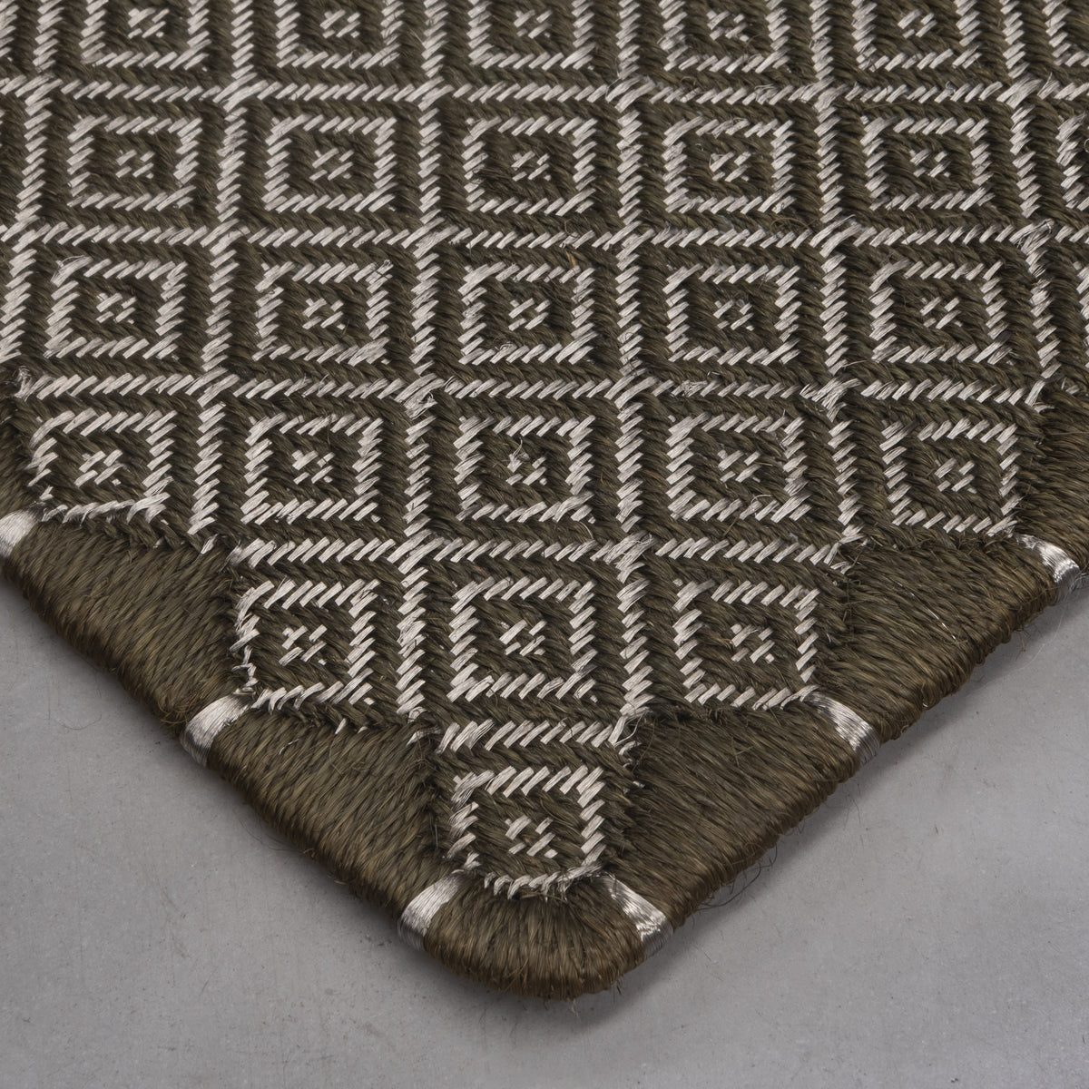 MEDIUM RHOMBUS WEAVE RUG IN OLIVA FIQUE FIBER WITH STAINLESS STEEL