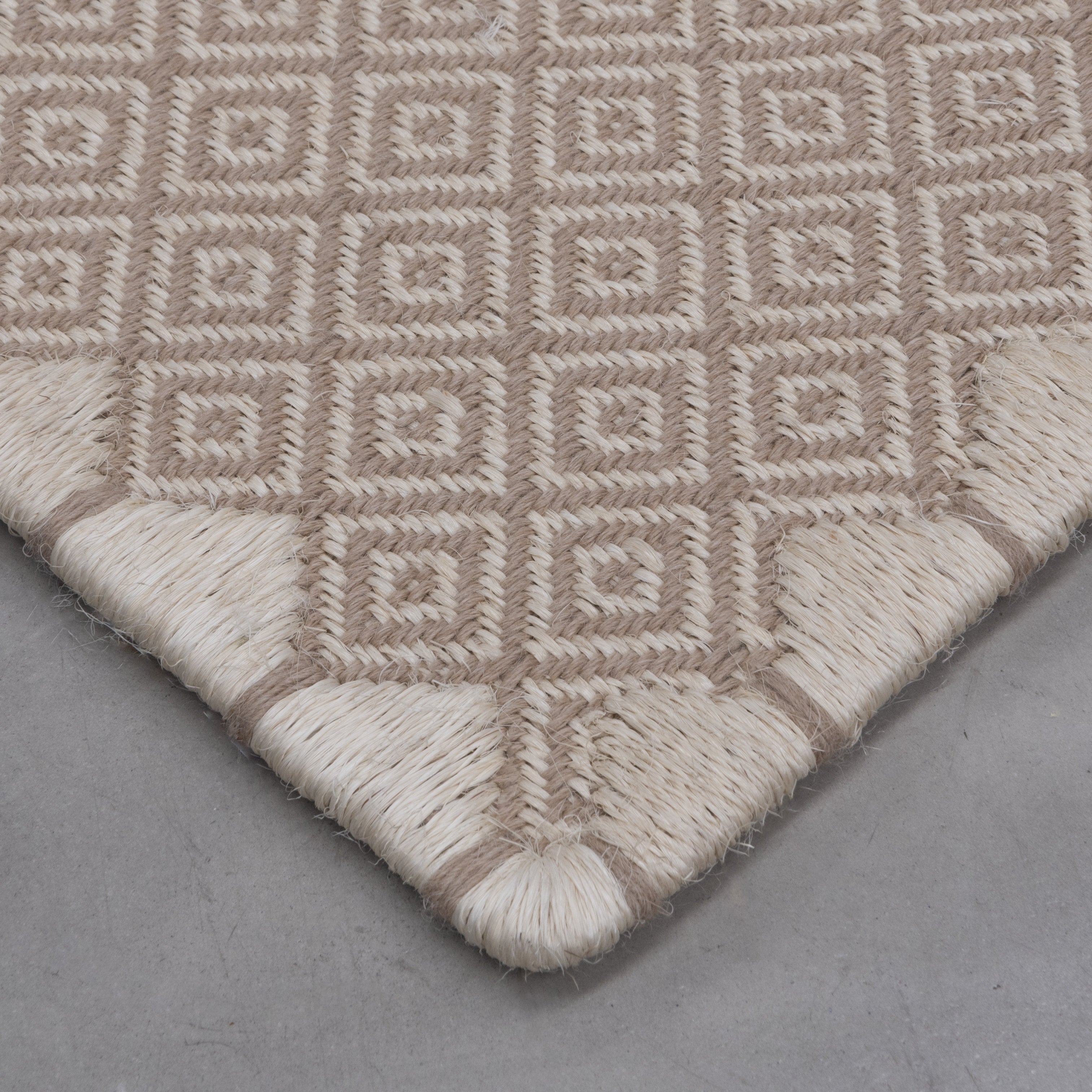 MEDIUM RHOMBUS WEAVE RUG IN WHITE FIQUE FIBER WITH TAUPE ALPACA