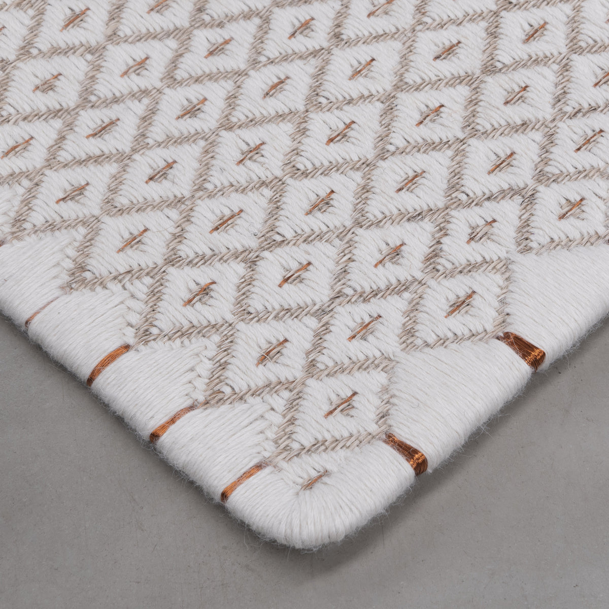 RHOMBUS WEAVE RUG IN WHITE ALPACA WITH COPPER AND NATURAL FIQUE FIBER