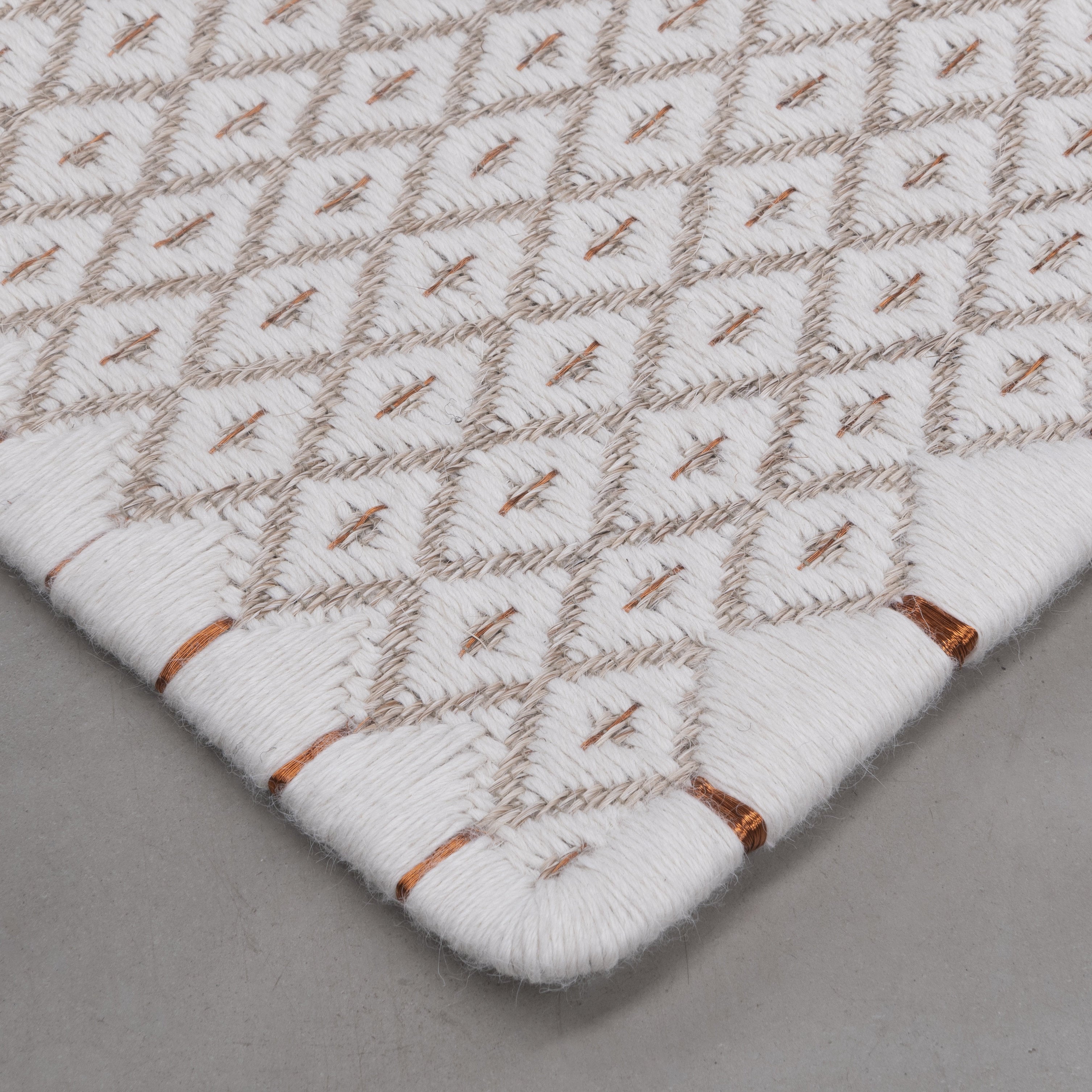 RHOMBUS WEAVE RUG IN WHITE ALPACA WITH COPPER AND NATURAL FIQUE FIBER