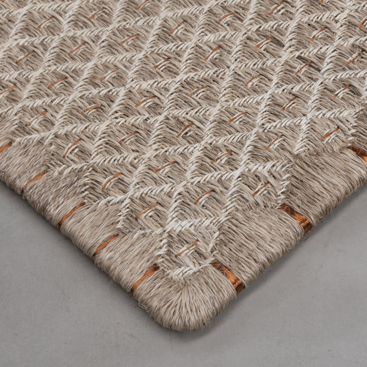 RHOMBUS WEAVE RUG IN NATURAL FIQUE FIBER WITH COPPER AND WHITE FIQUE FIBER
