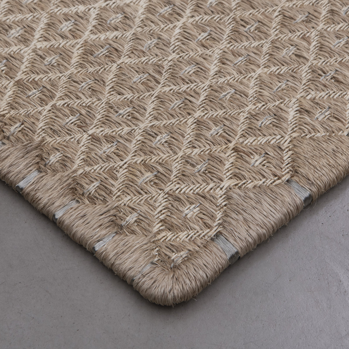 RHOMBUS WEAVE RUG IN NATURAL FIQUE FIBER WITH STAINLESS STEEL AND WHITE FIQUE FIBER