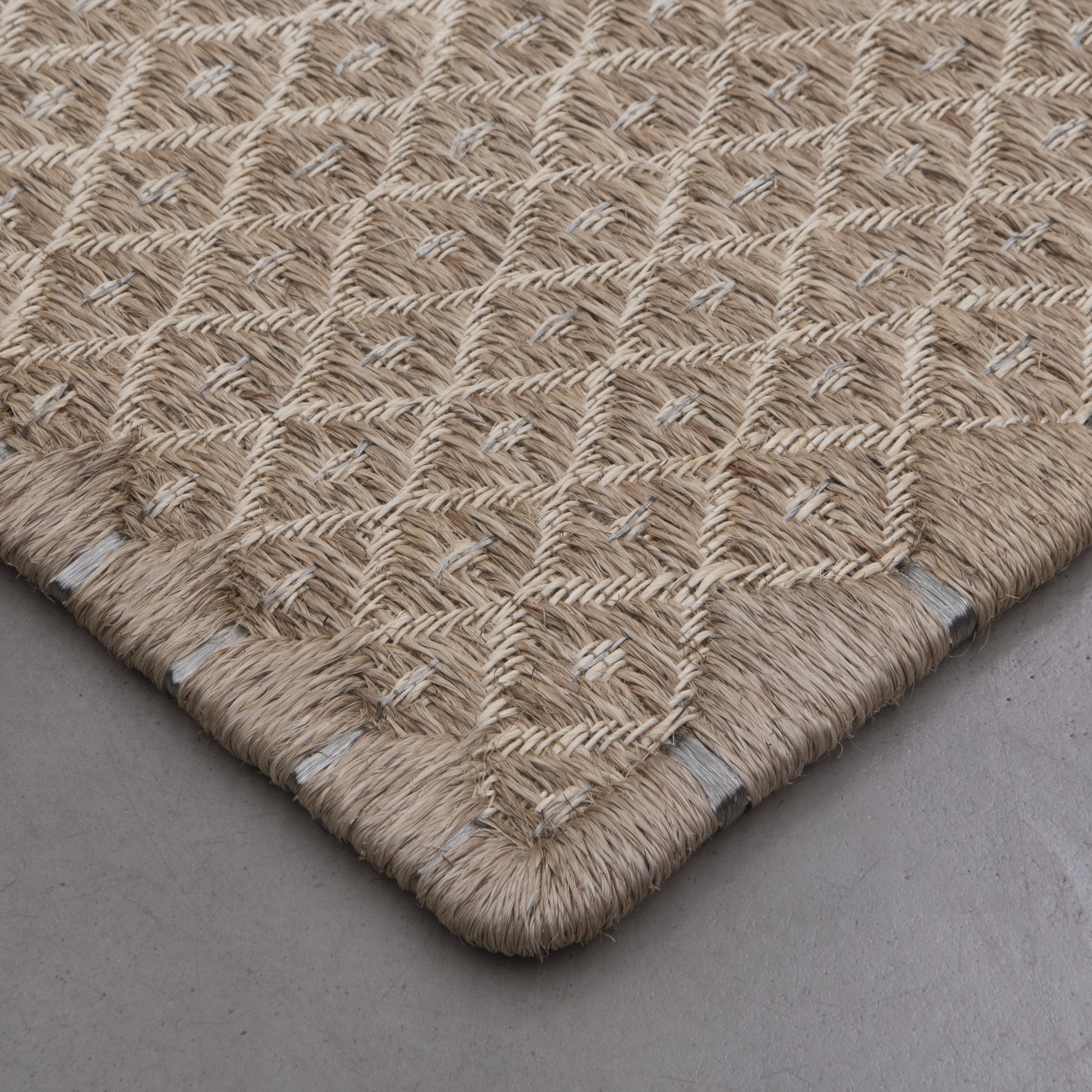RHOMBUS WEAVE RUG IN NATURAL FIQUE FIBER WITH STAINLESS STEEL AND WHITE FIQUE FIBER