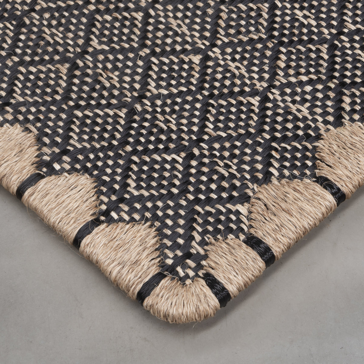 ALUNA WEAVE RUG IN NATURAL FIQUE FIBER WITH BLACK ACRYLIC