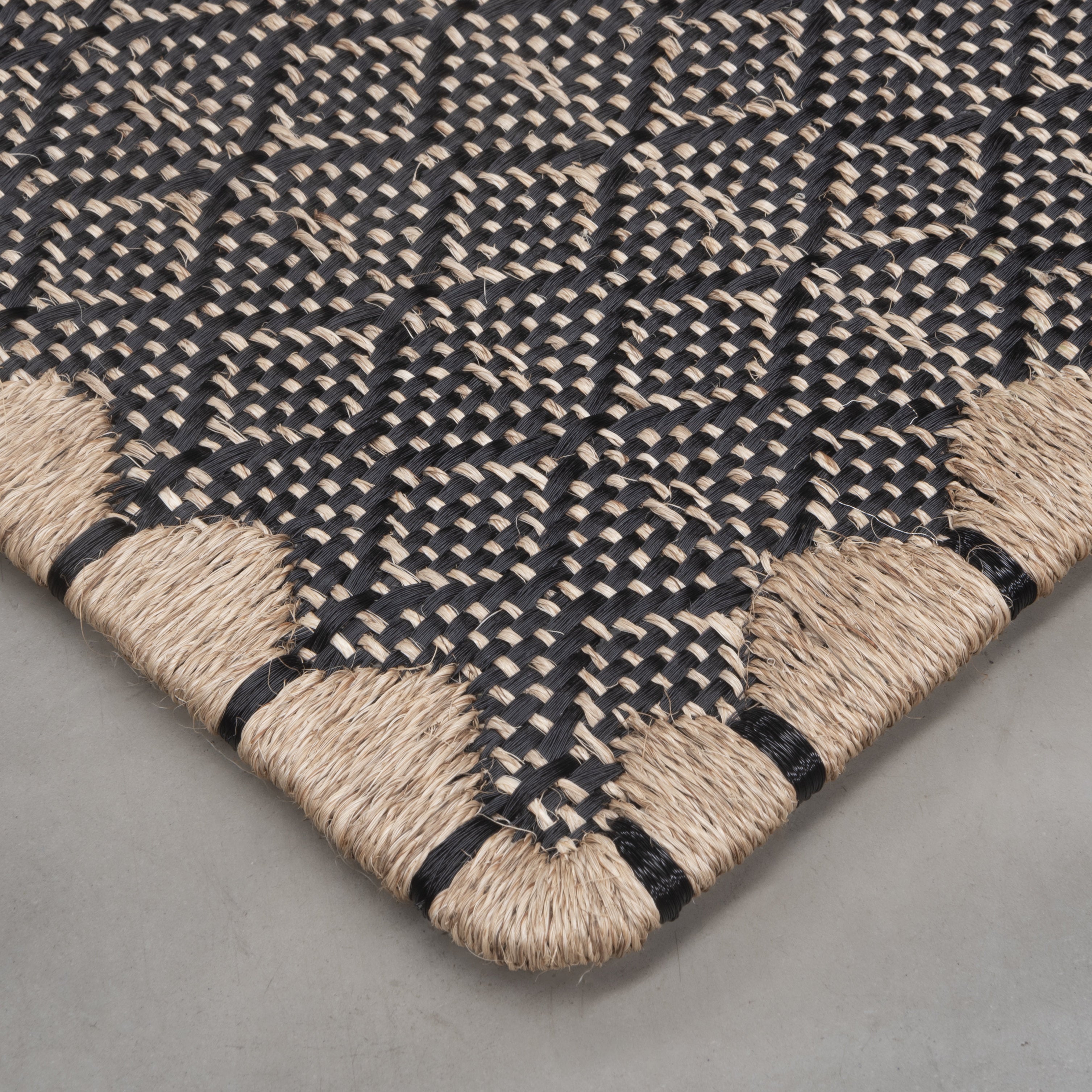 ALUNA WEAVE RUG IN NATURAL FIQUE FIBER WITH BLACK ACRYLIC