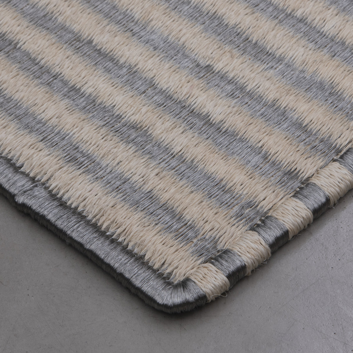 STRIPES WEAVE RUG IN STAINLESS STEEL AND WHITE FIQUE FIBER
