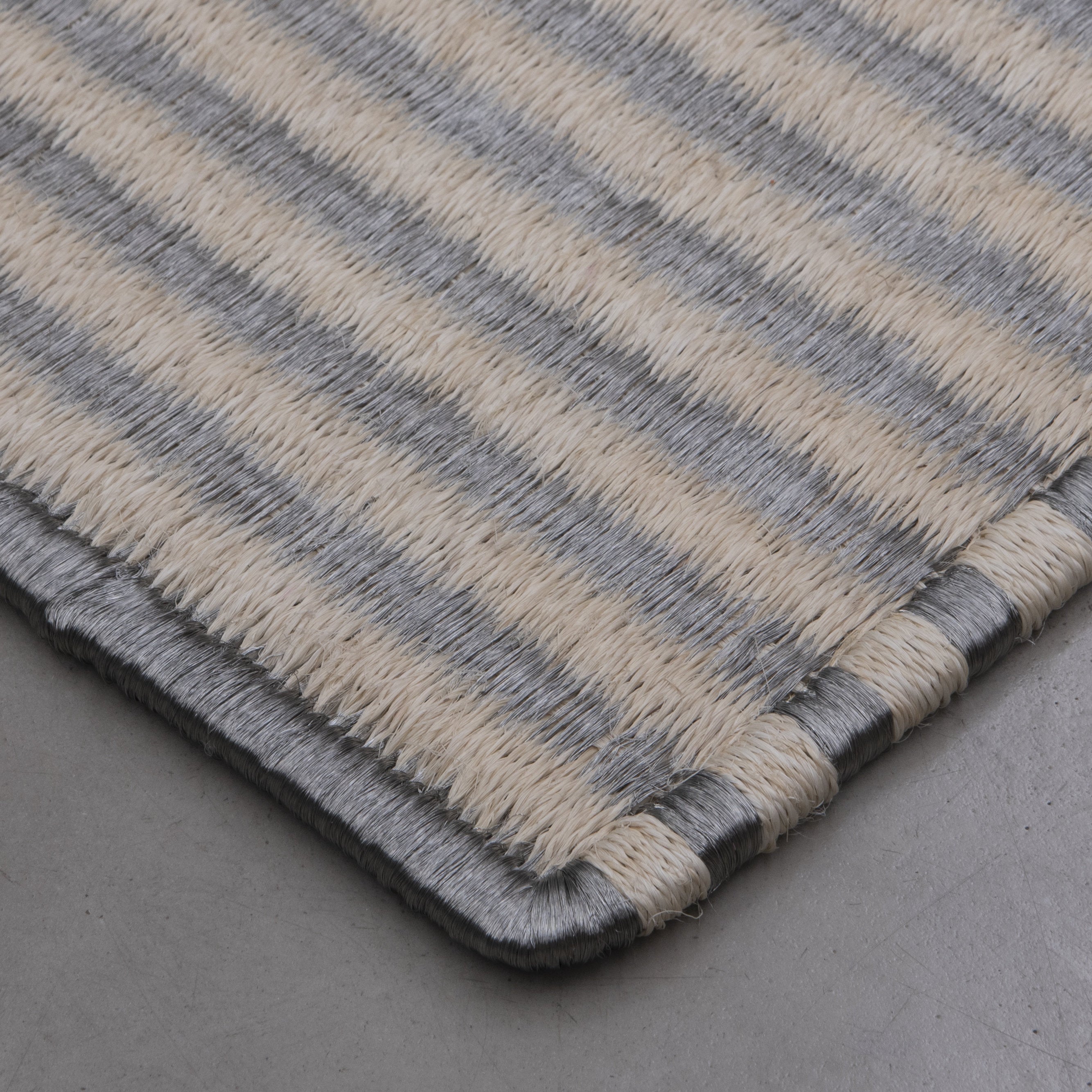 STRIPES WEAVE RUG IN STAINLESS STEEL AND WHITE FIQUE FIBER