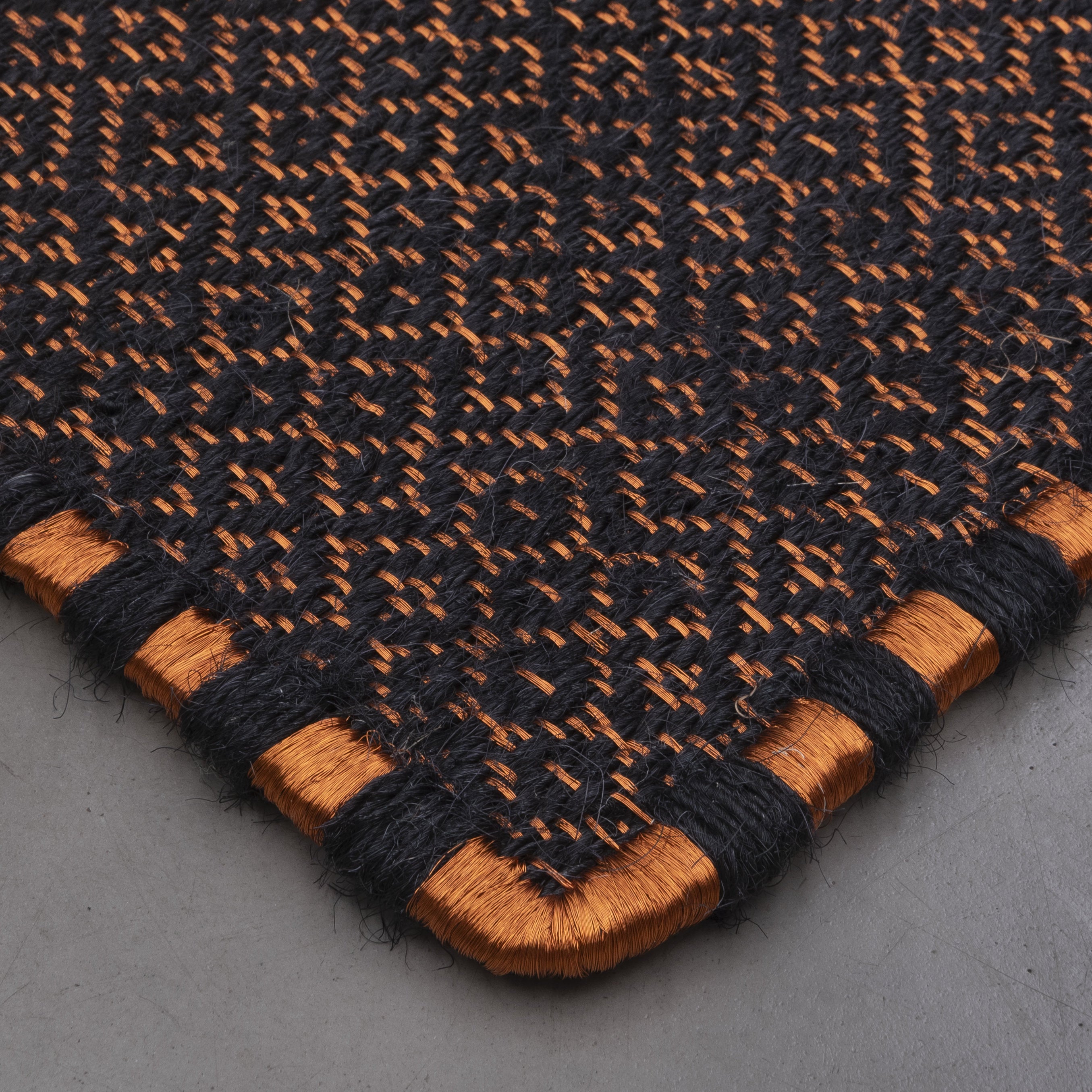 SUSU WEAVE RUG IN COPPER AND BLACK HORSEHAIR