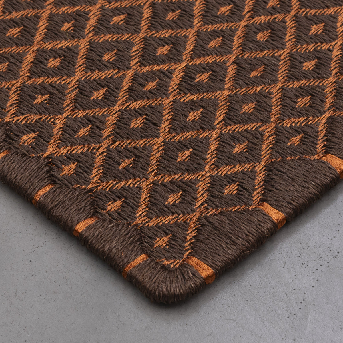 RHOMBUS WEAVE RUG IN COFFEE FIQUE FIBER WITH COPPER