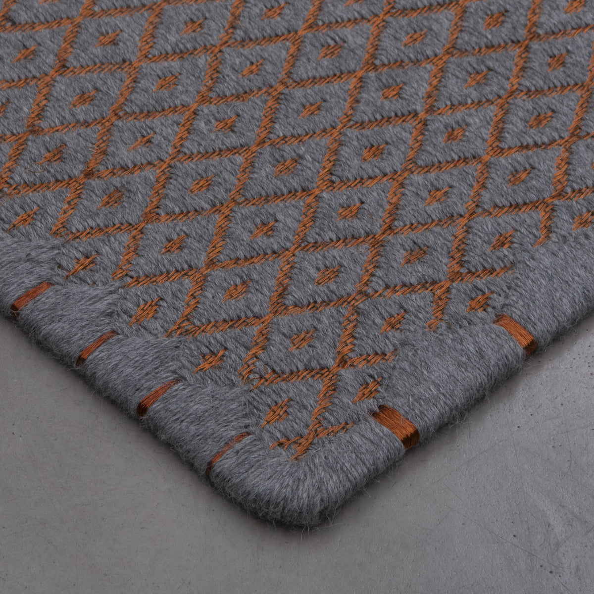 RHOMBUS WEAVE RUG IN GRAY ALPACA WITH COPPER