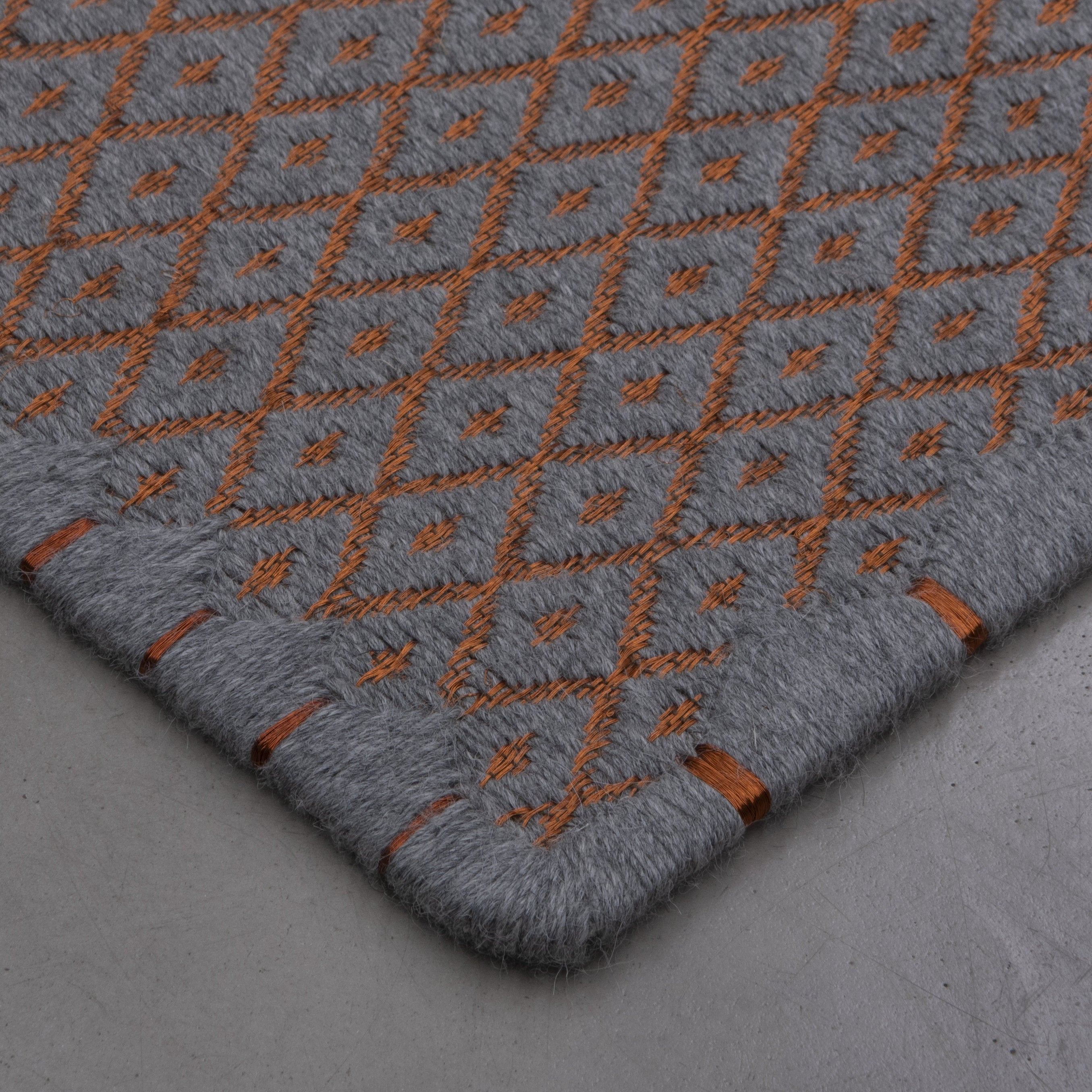 RHOMBUS WEAVE RUG IN GRAY ALPACA WITH COPPER