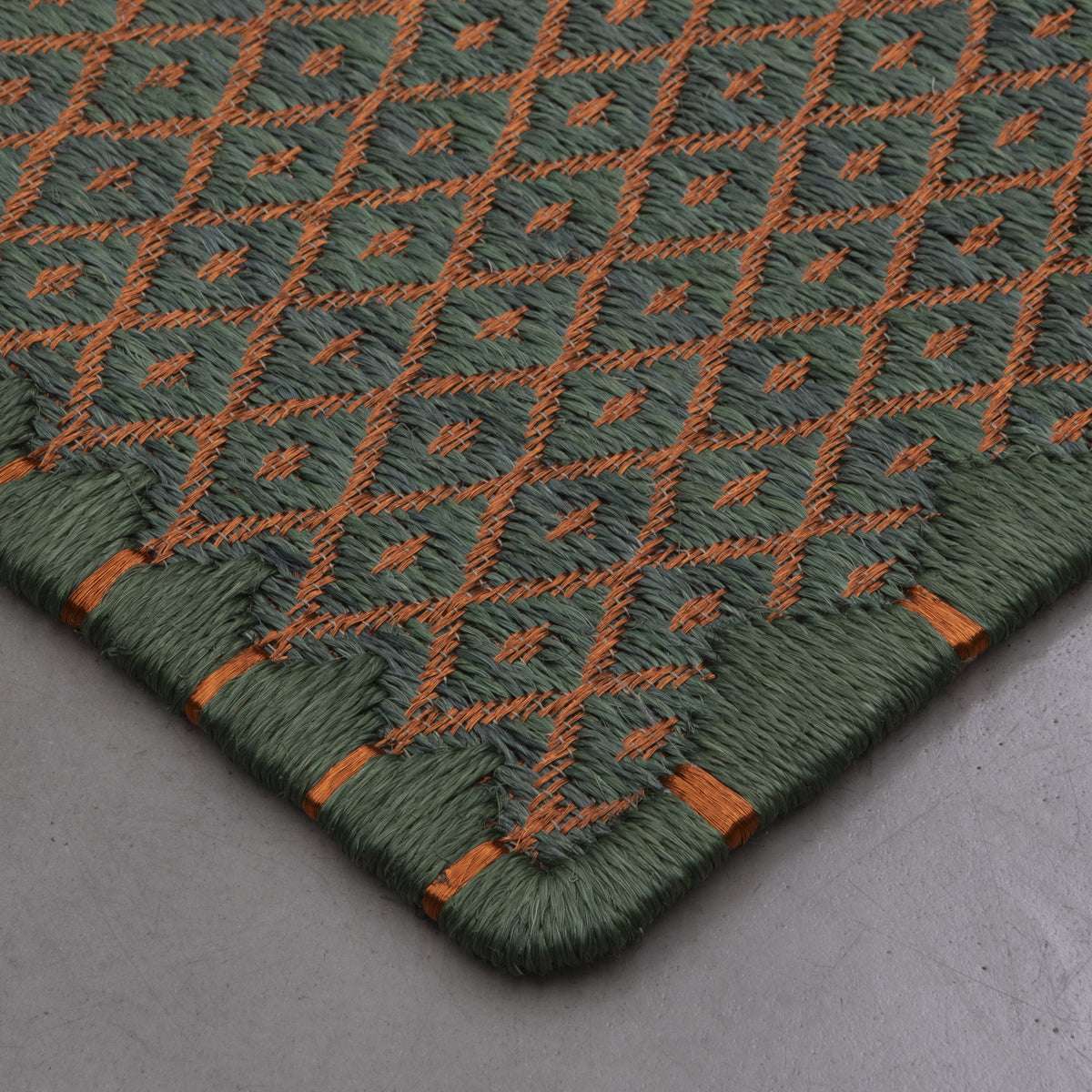RHOMBUS WEAVE RUG IN OLIVE GREEN FIQUE FIBER WITH COPPER