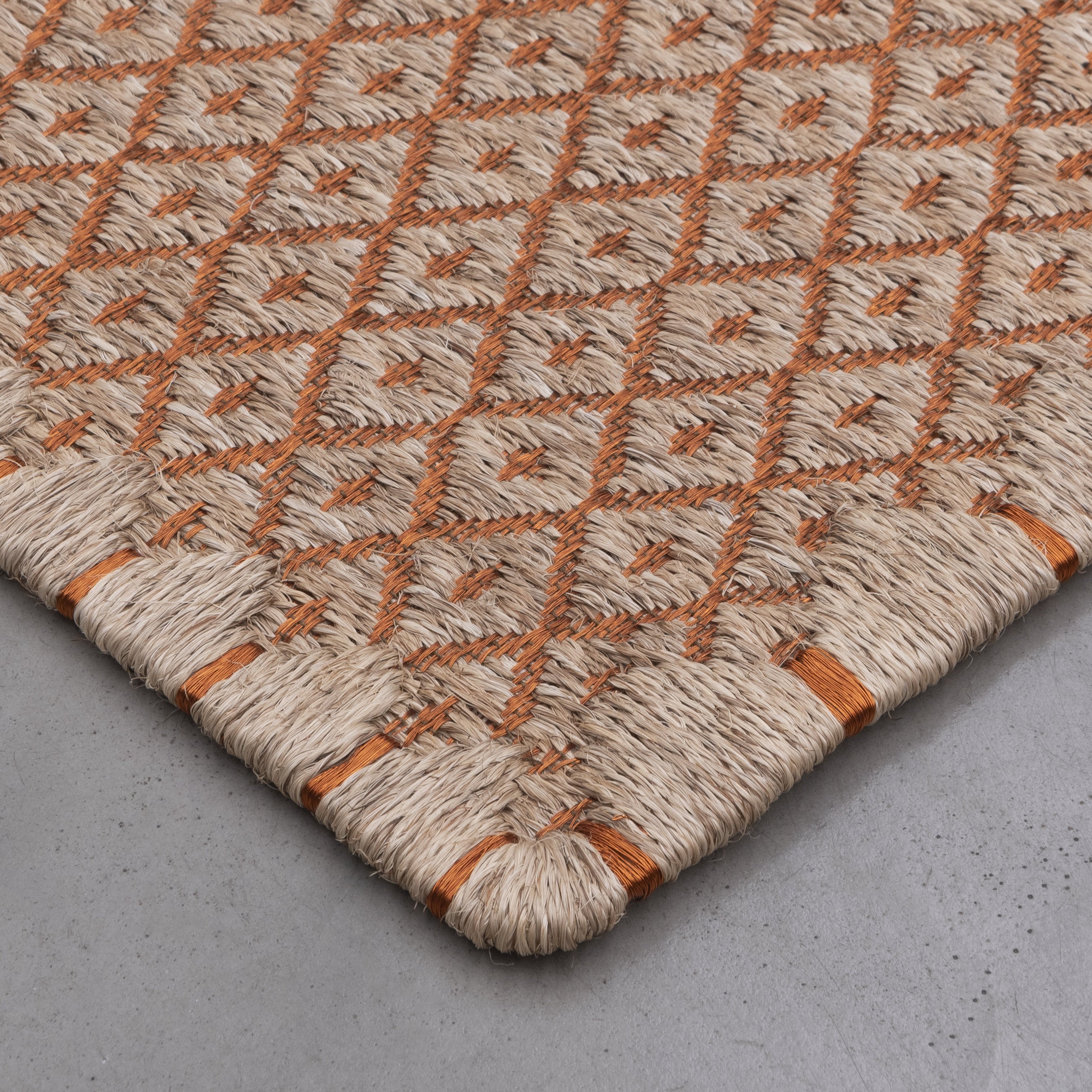 RHOMBUS WEAVE RUG IN NATURAL FIQUE FIBER WITH COPPER