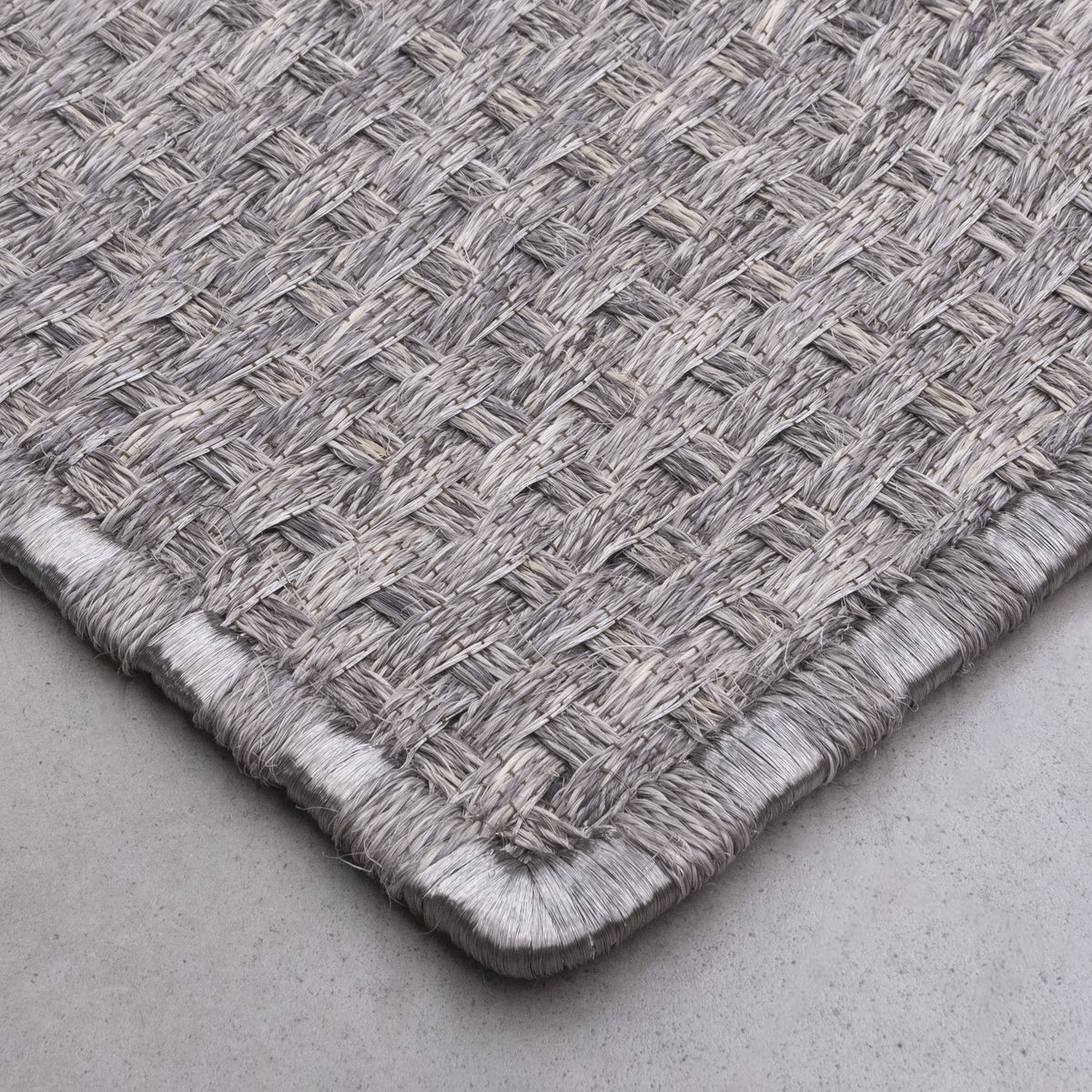 KANASPI WEAVE RUG IN WHITE-GRAY FIQUE FIBER AND STAINLESS STEEL