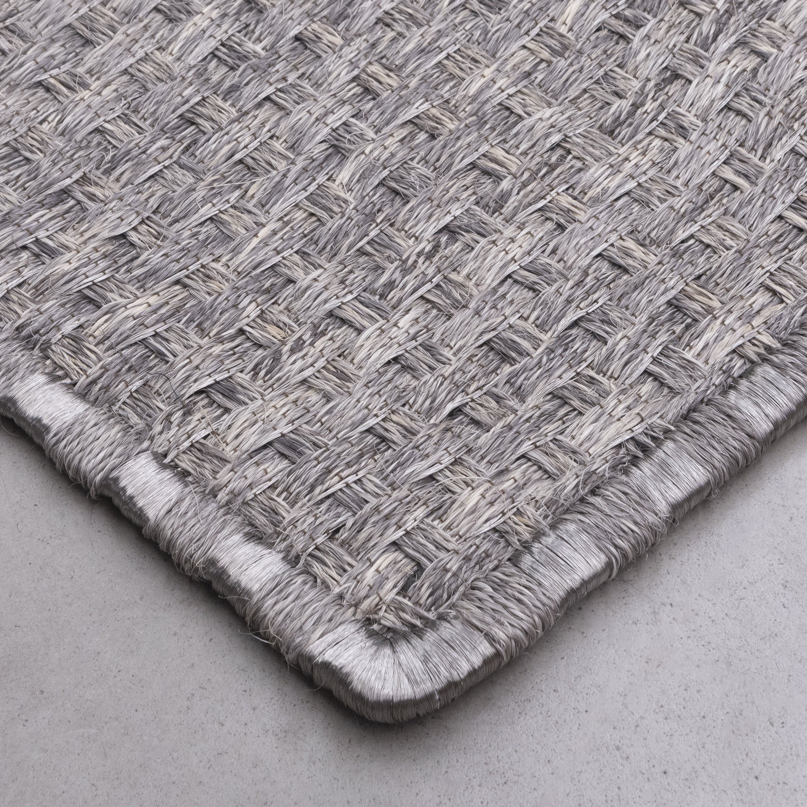 KANASPI WEAVE RUG IN WHITE-GRAY FIQUE FIBER AND STAINLESS STEEL