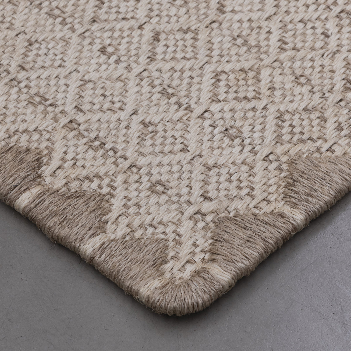 ALUNA WEAVE RUG IN NATURAL FIQUE FIBER WITH WHITE FIQUE FIBER
