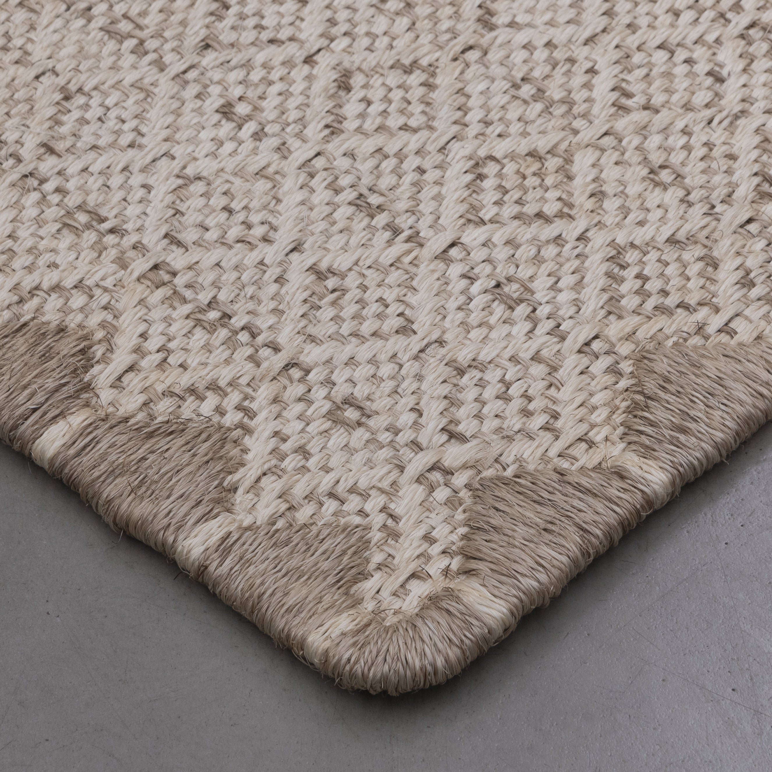 ALUNA WEAVE RUG IN NATURAL FIQUE FIBER WITH WHITE FIQUE FIBER