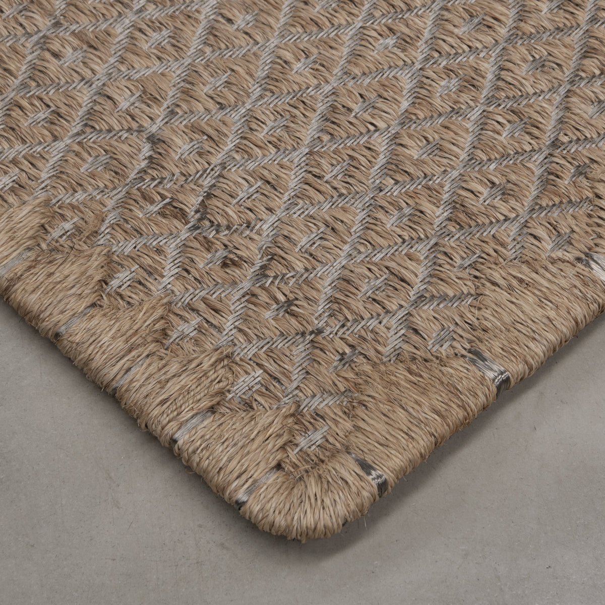 RHOMBUS WEAVE RUG IN NATURAL FIQUE FIBER AND STAINLESS STEEL