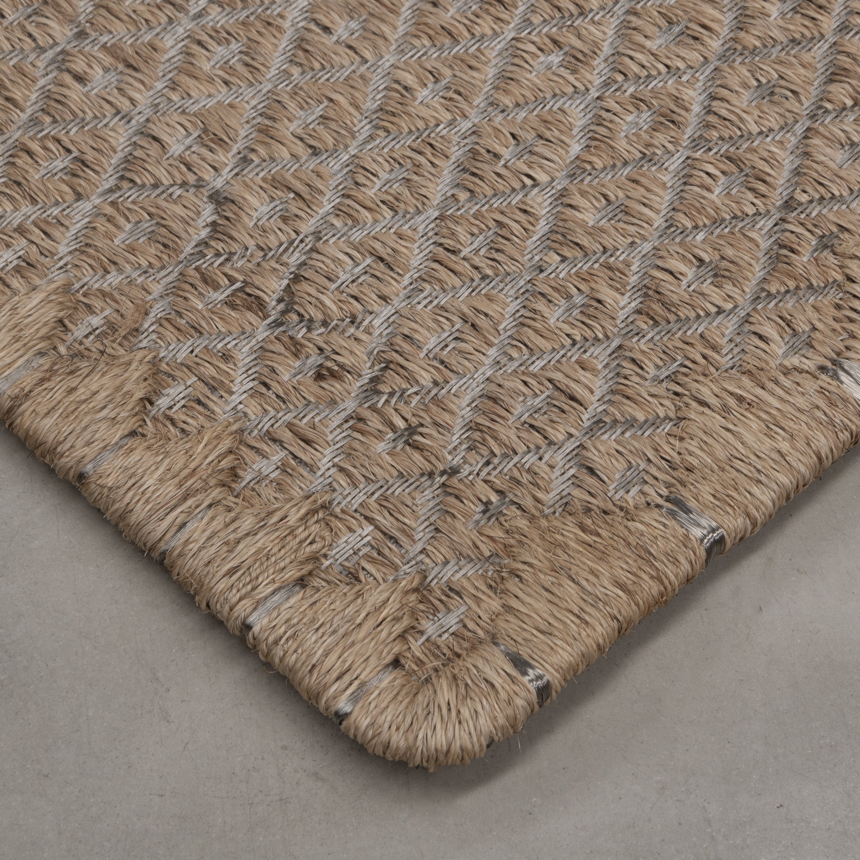 RHOMBUS WEAVE RUG IN NATURAL FIQUE FIBER AND STAINLESS STEEL