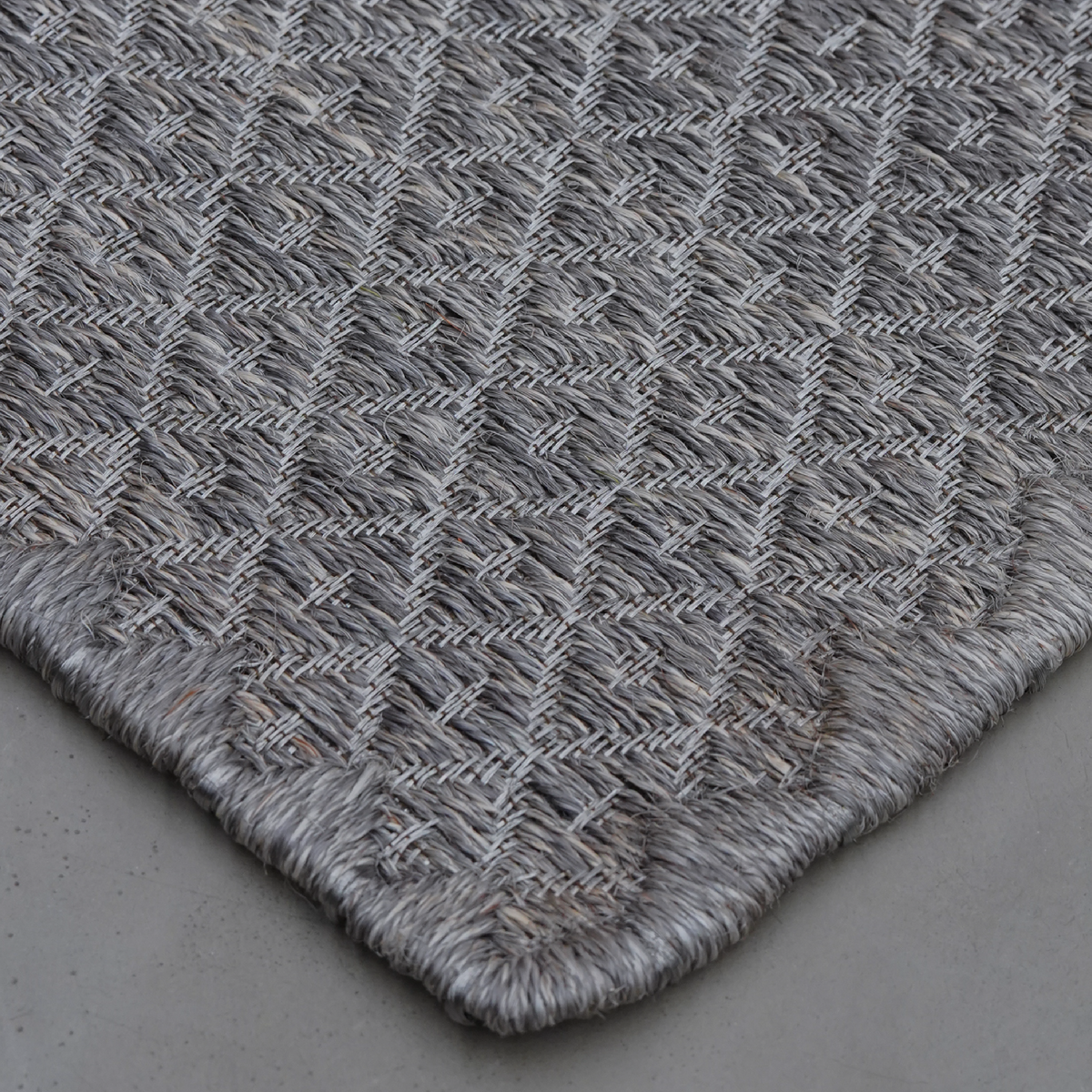 RHOMBUS WEAVE RUG IN WHITE-GRAY FIQUE FIBER AND STAINLESS STEEL