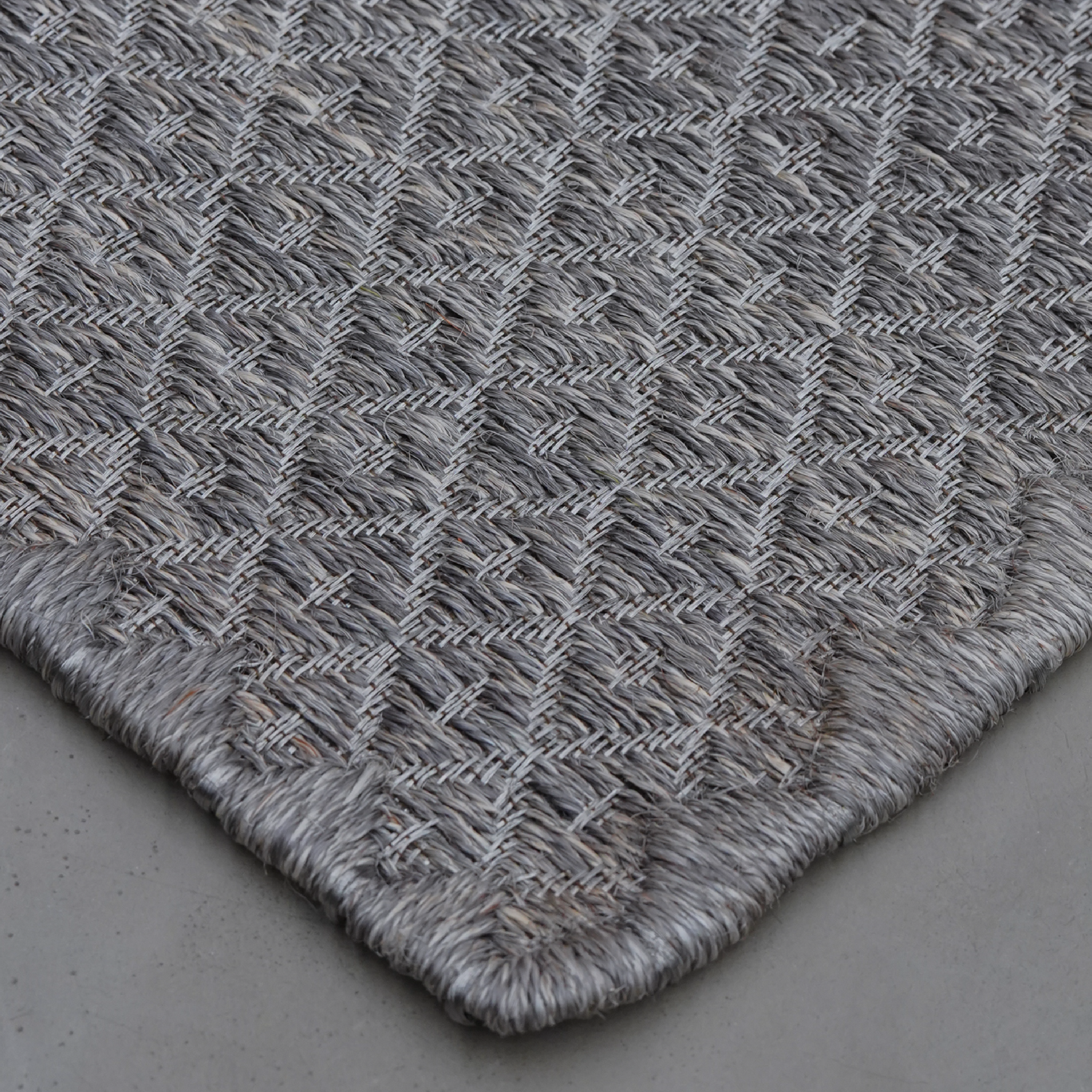 RHOMBUS WEAVE RUG IN WHITE-GRAY FIQUE FIBER AND STAINLESS STEEL