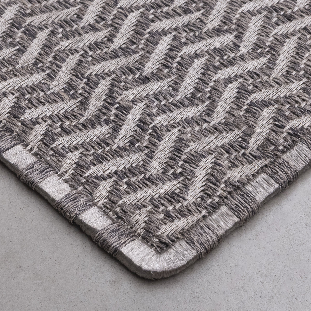 OTOÑO WEAVE RUG IN BLACK-GRAY FIQUE FIBER AND STAINLESS STEEL