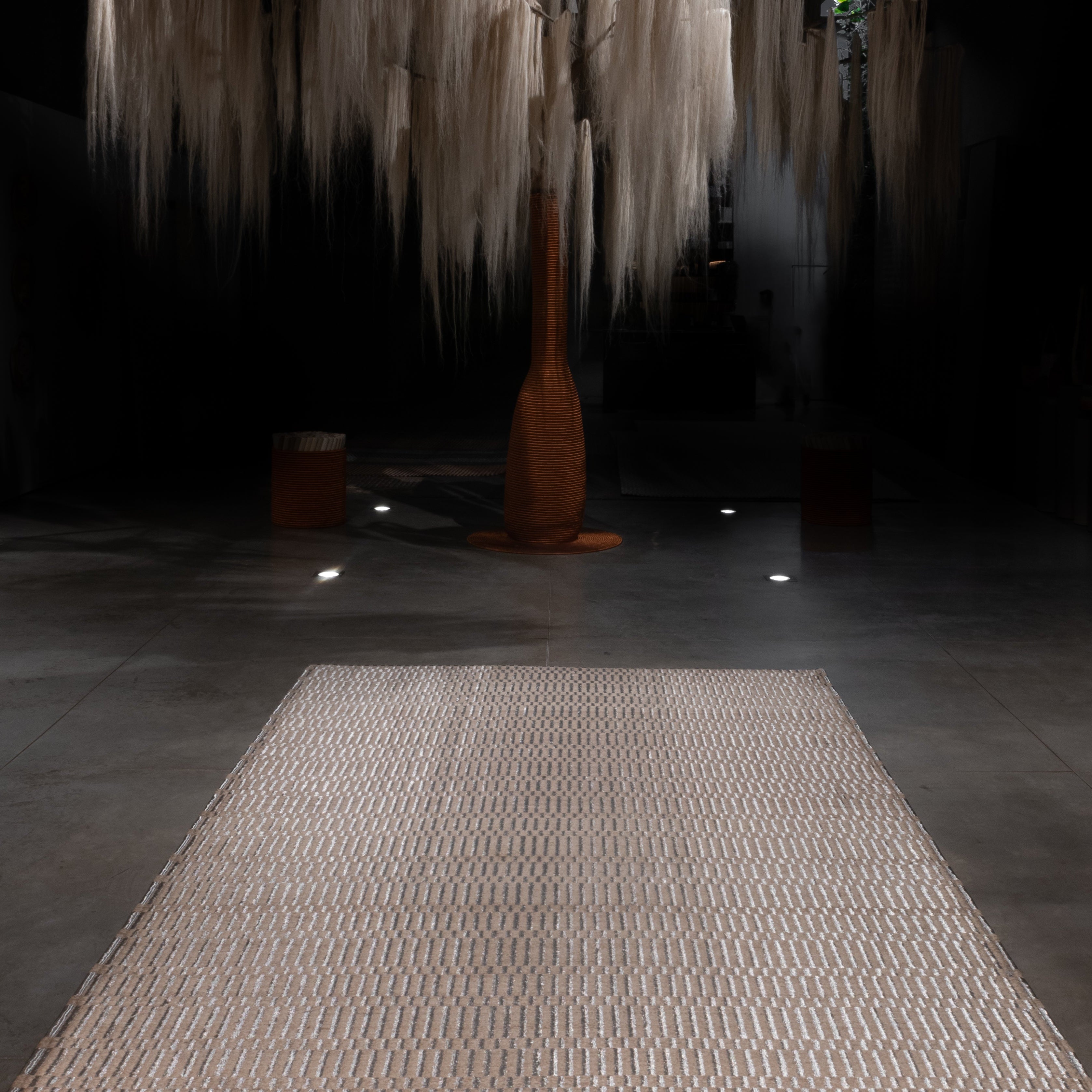 STRIPES WEAVE RUG IN NATURAL FIQUE FIBER AND STAINLESS STEEL