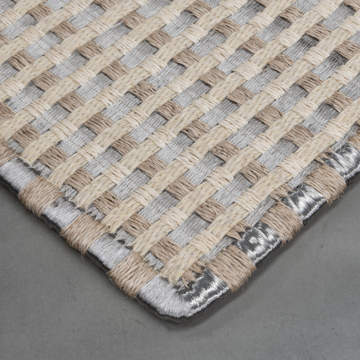 KANASPI WEAVE RUG IN NATURAL AND WHITE FIQUE FIBER WITH STAINLESS STEEL AND NATURAL ALPACA