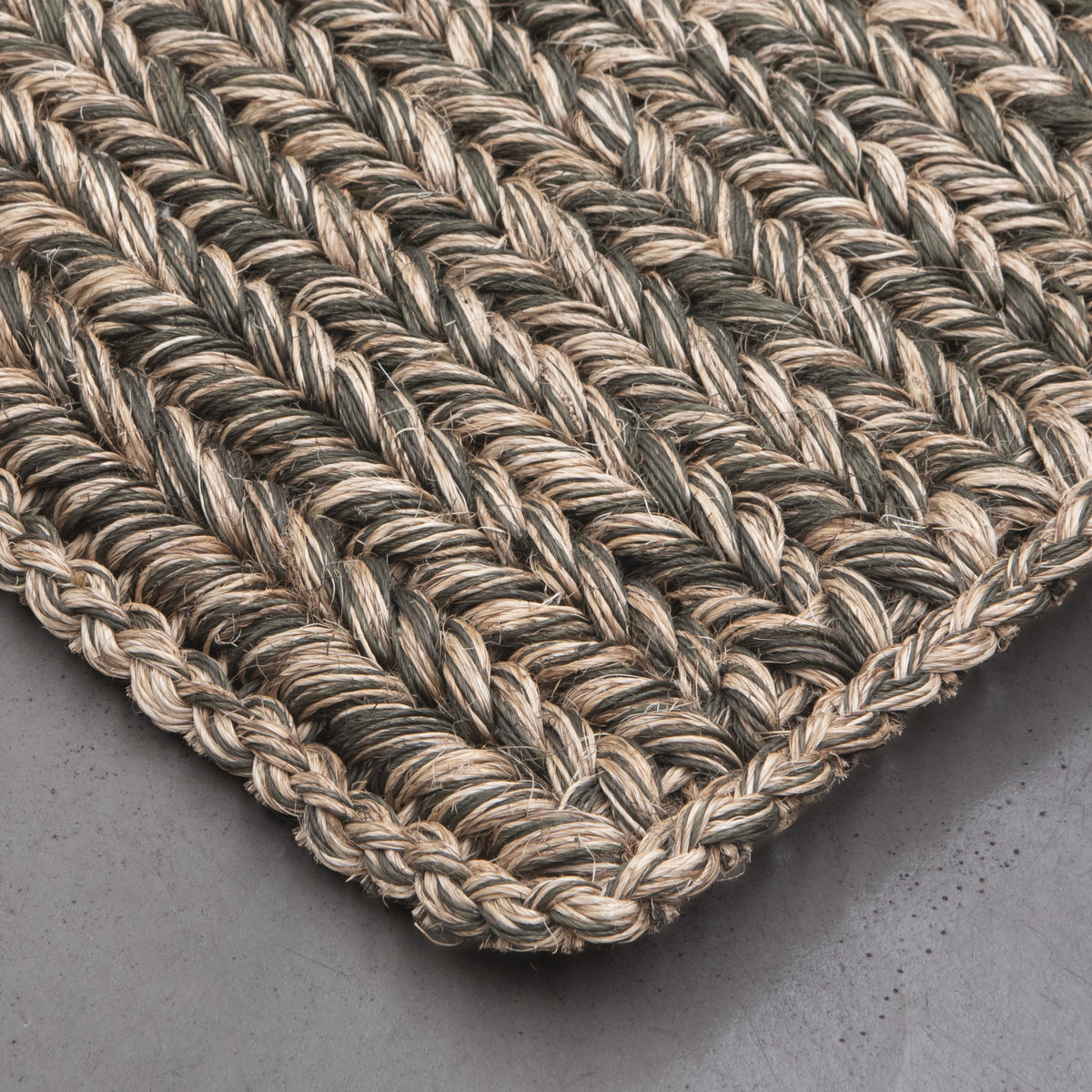 MESETA WEAVE RUG IN NATURAL AND OLIVE GREEN FIQUE FIBER